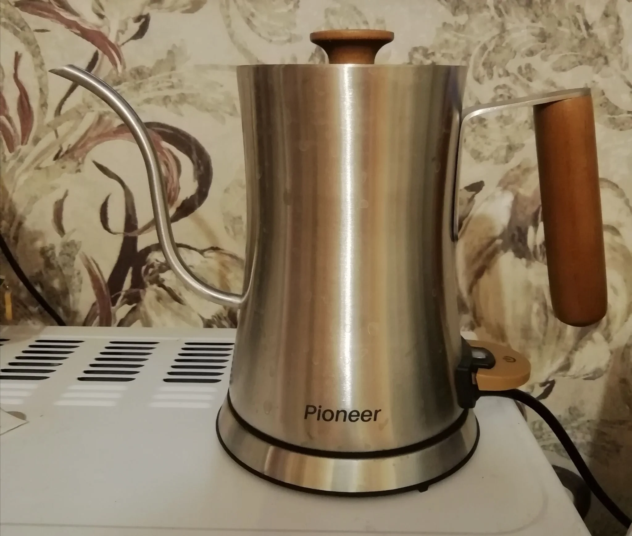 Эл,чайник Pioneer KE572M 1800Вт, 0,6л, металл