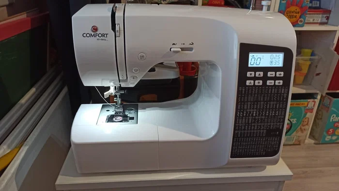 Швейная машина Comfort 1000 белый/черный