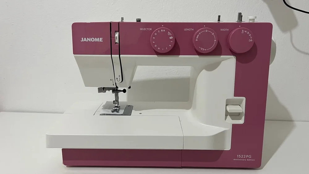 Швейная машина Janome 1522RD 25 операции, петля автомат, верт. челнок, нитевдеватель, мягкий, подарочный набор (шпульки, ножницы, сантиметровая лента,