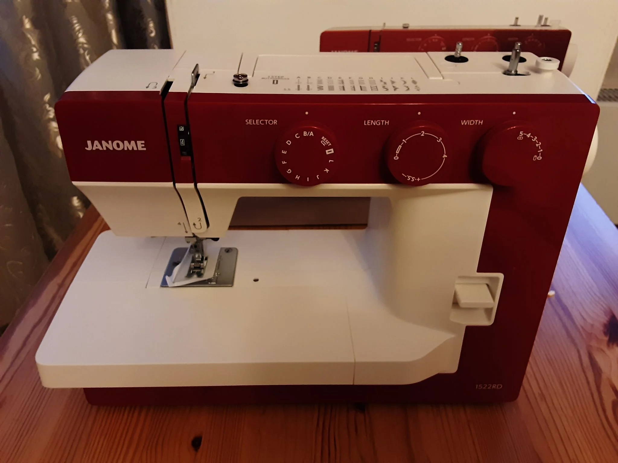 Швейная машина Janome 1522RD 25 операции, петля автомат, верт. челнок, нитевдеватель, мягкий, подарочный набор (шпульки, ножницы, сантиметровая лента,