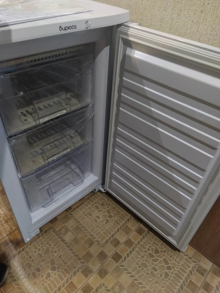 Морозильная камера Бирюса 412 белый, 80л, 3 ящика