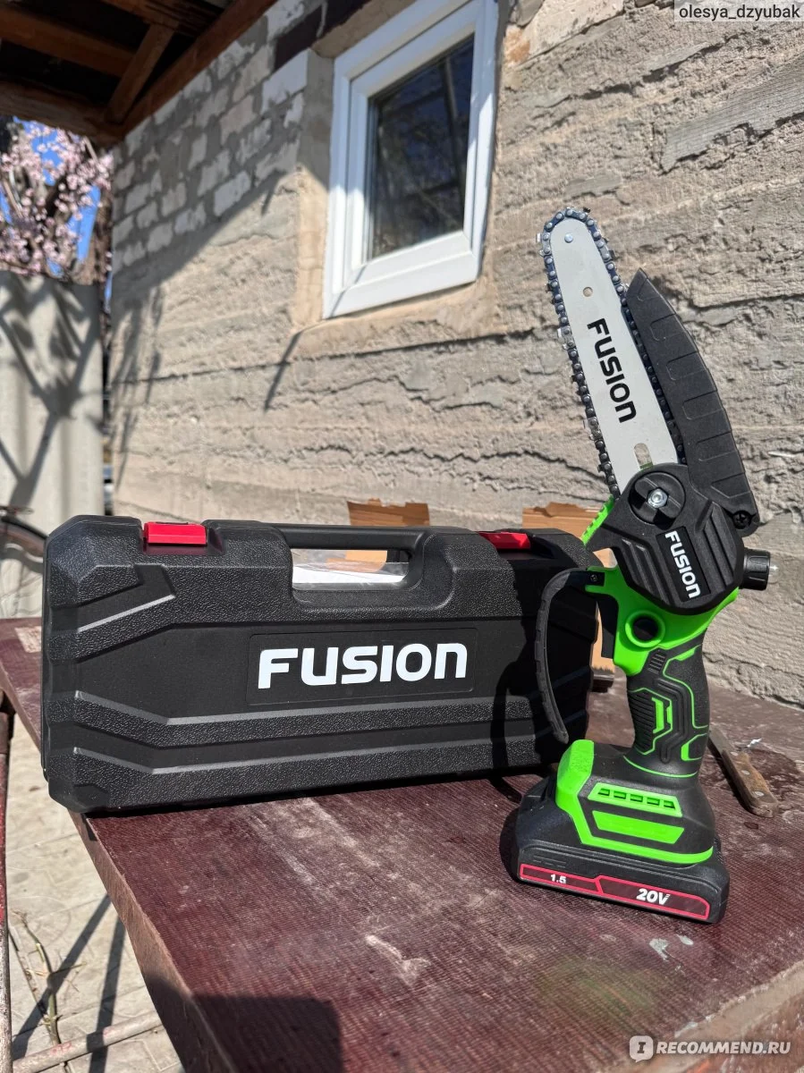 Пила цепная аккумуляторная Fusion FBCS-2015-8BL-02 (1500 мА*ч акум, 20 В, 5000 об/мин)