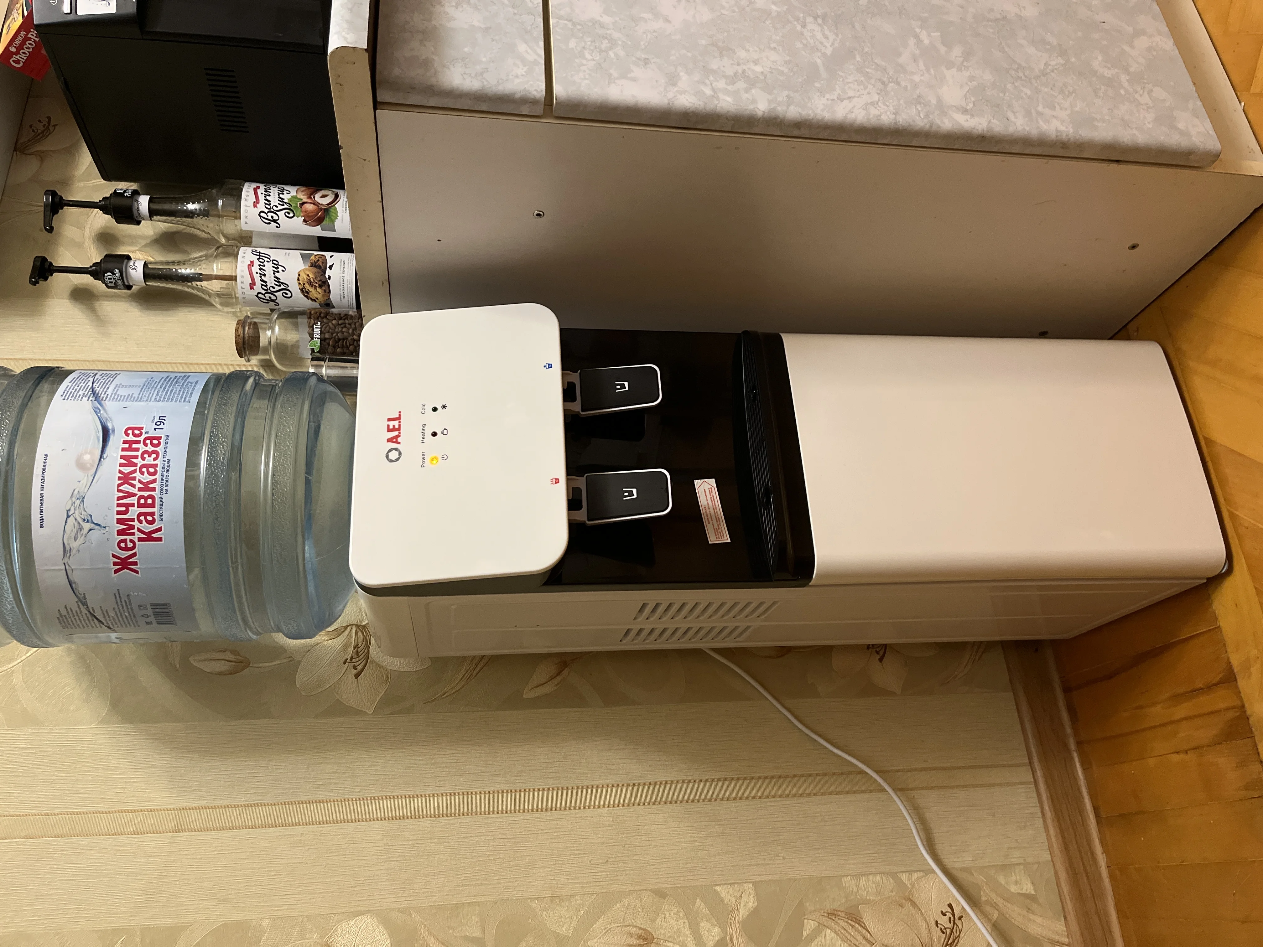Кулер для воды AEL LD-AEL-85c, верхняя загрузка, нагрев 95 °С, охлаждение 8 °С, белый/черный