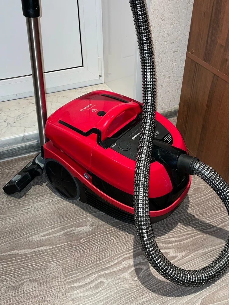 Пылесос напольный Bosch Serie 4 ProAnimal BWD421PET