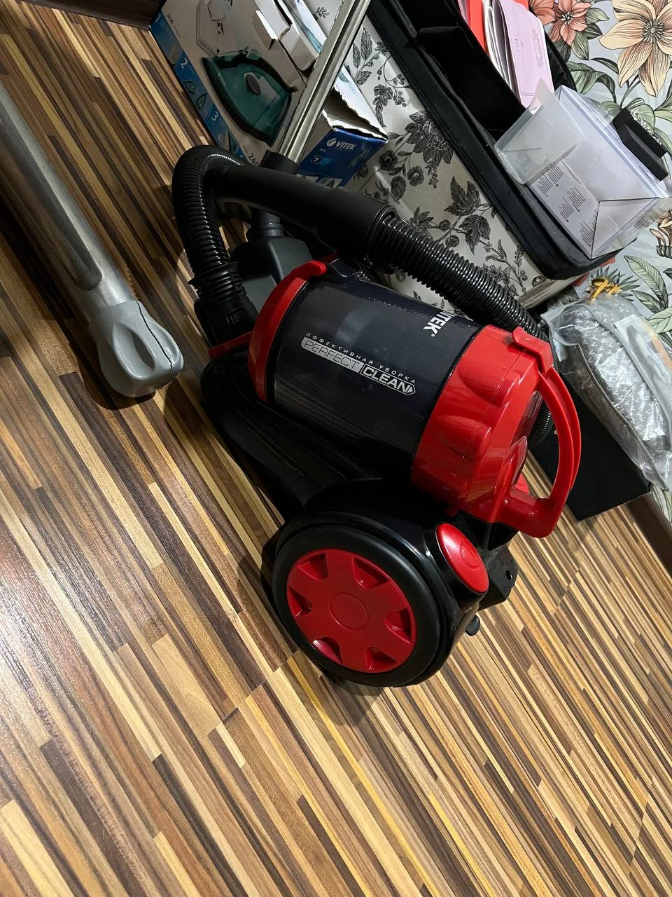 Пылесос напольный Centek CT-2528 Red