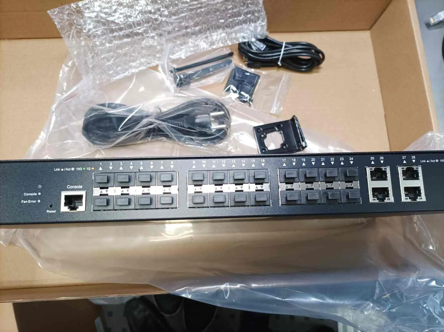 Коммутатор D-Link DXS-1210-28S DXS-1210-28S/A1A 4x10G 24SFP+ настраиваемый