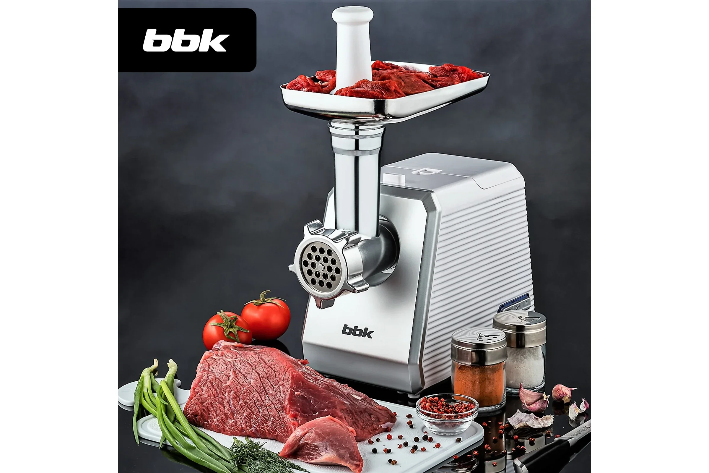 Мясорубка электрическая BBK MG2005 2000 Вт, белый/серый, 2000 Вт, 2.0 кг/мин, реверс, защита от перегрузки, металлический лоток, насадки - 7