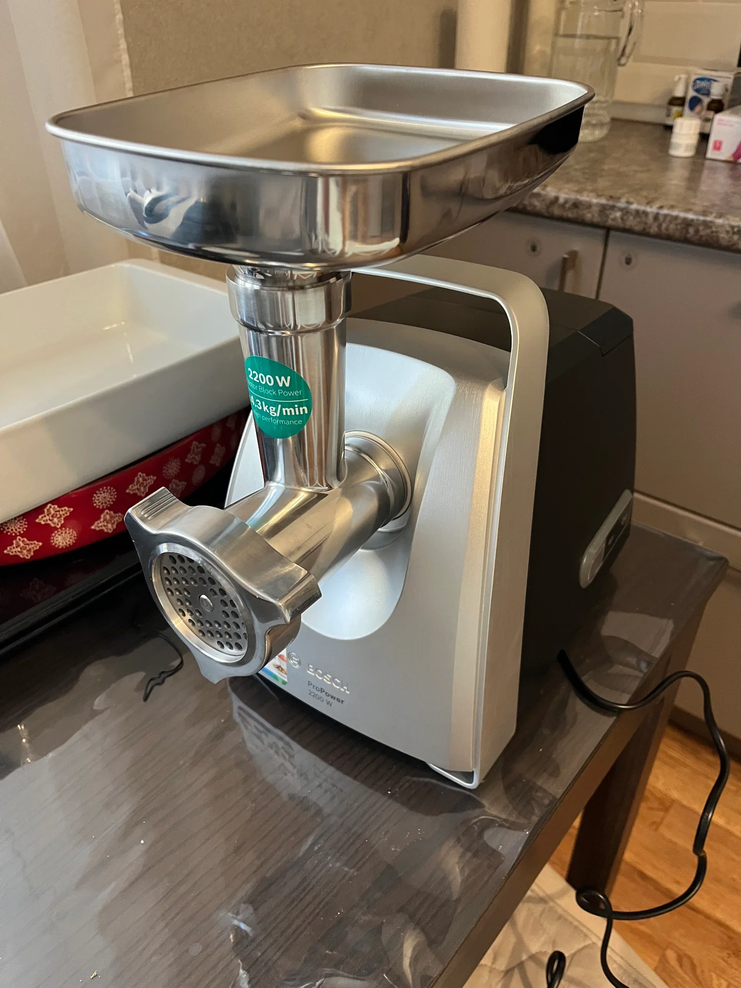 Мясорубка электрическая Bosch MFW68660 черный, 2200 Вт, 4.3 кг/мин, реверс, защита от перегрузки, металлический лоток, насадки - 10