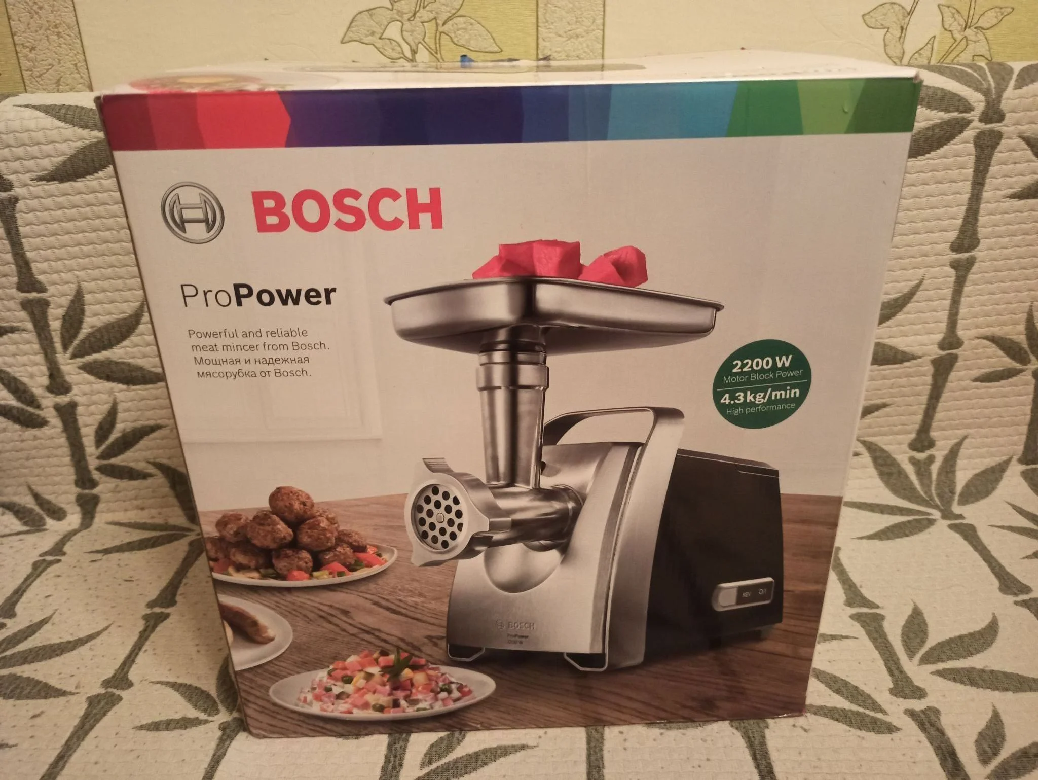 Мясорубка электрическая Bosch MFW68680 черный, 2200 Вт, 4.3 кг/мин, реверс, защита от перегрузки, насадки - 5