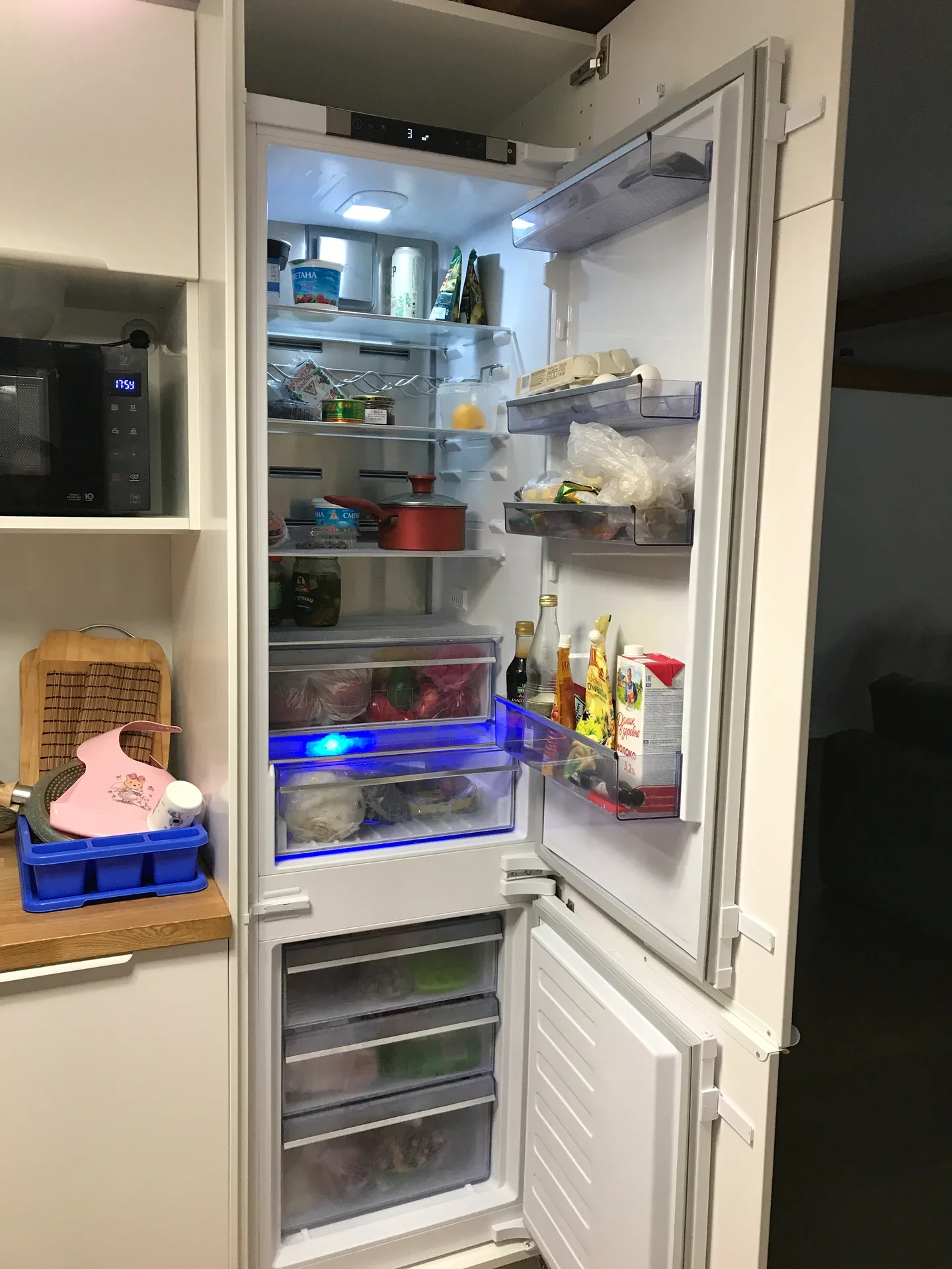 Встраиваемый холодильник Beko Diffusion BCNA306E2S двухкамерный белый