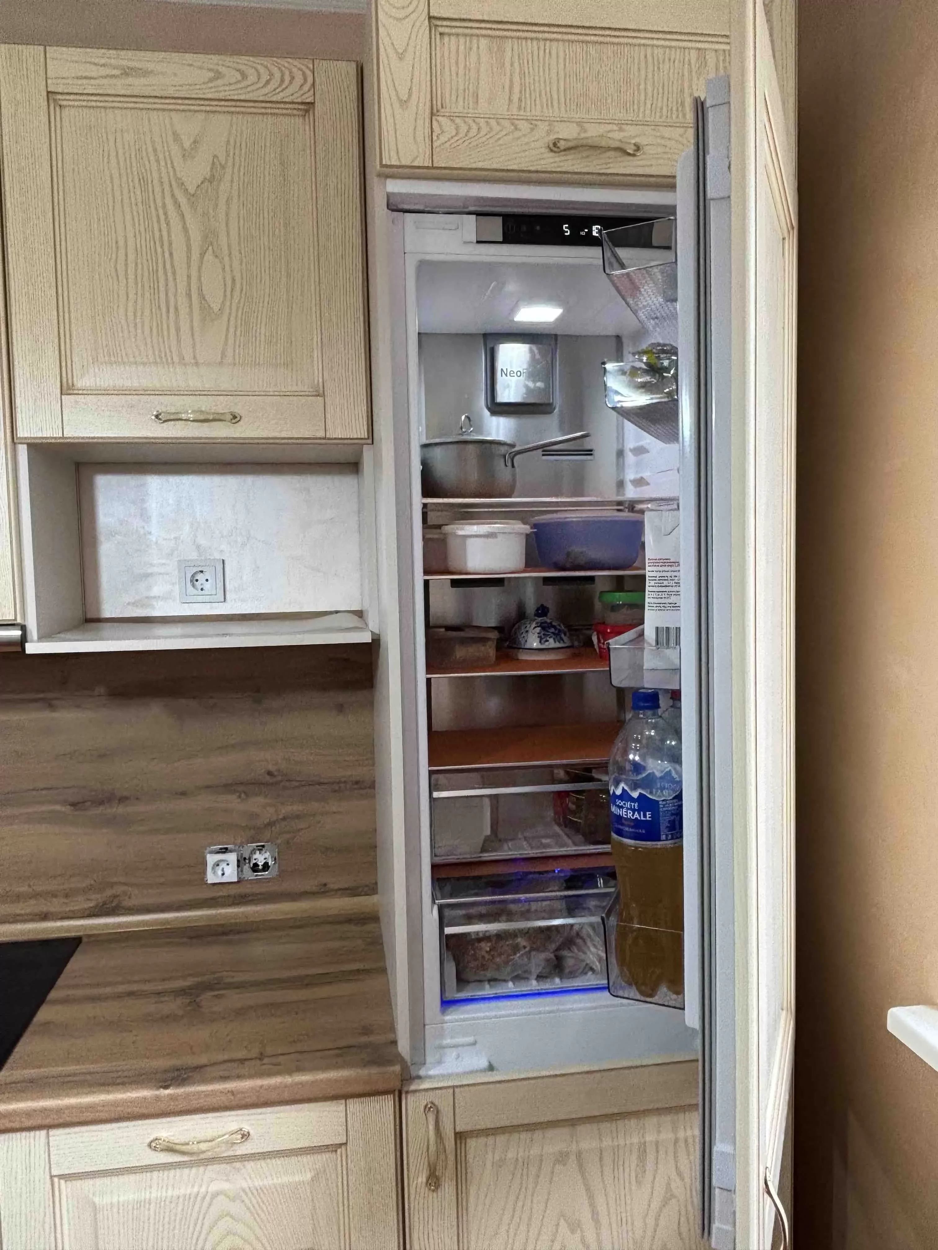 Встраиваемый холодильник Beko Diffusion BCNA306E2S двухкамерный белый