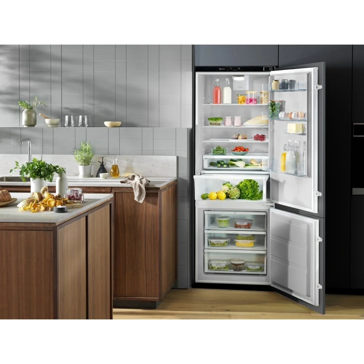 Встраиваемый холодильник Electrolux E7TNGE75S, комбинированный No Frost, Размеры ВxШxГ [мм]: 1884x696x549, сенсорное управление с символьным дисплеем,