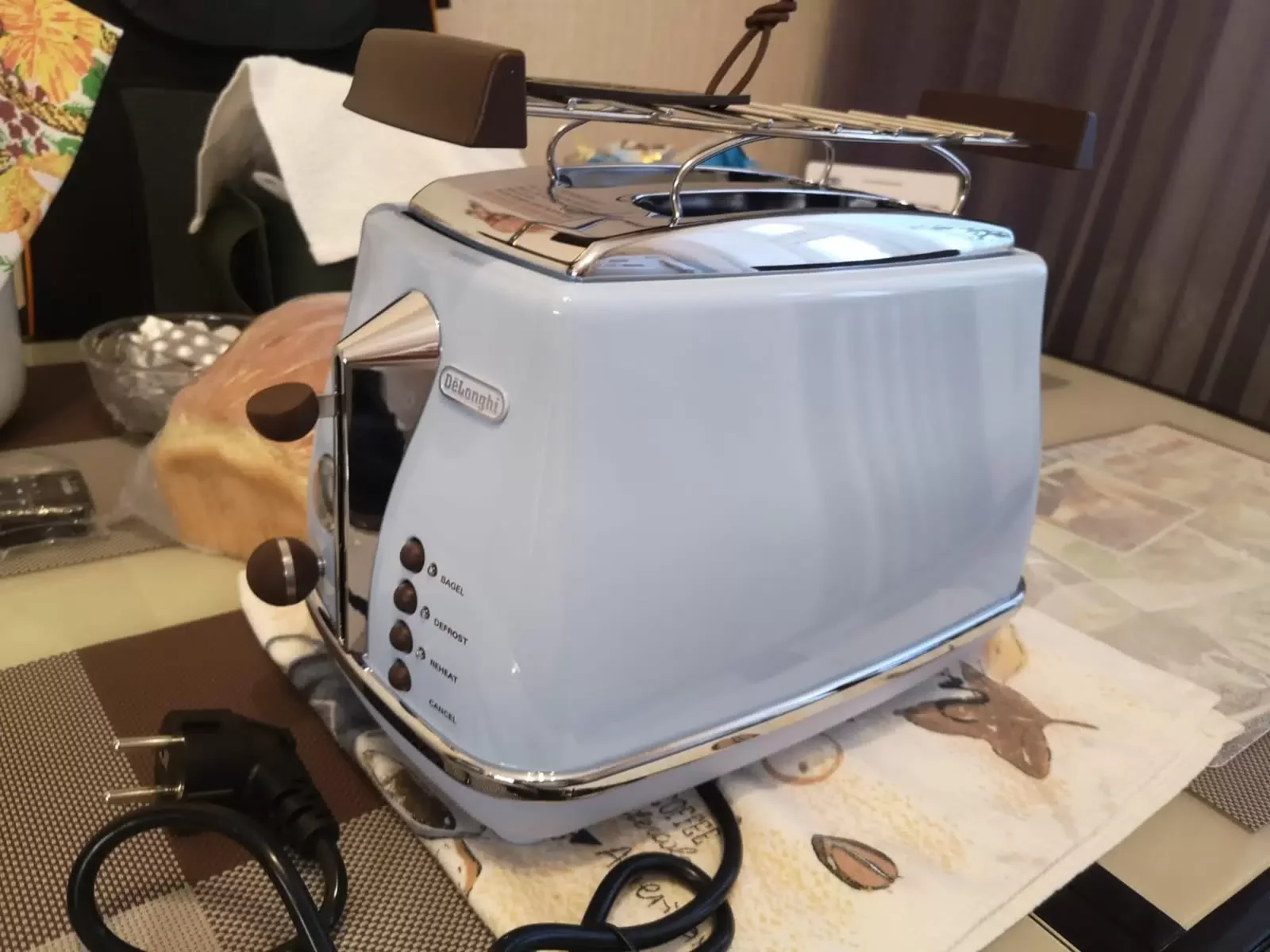 Тостер DeLonghi CTOV2103.BK 900Вт черный