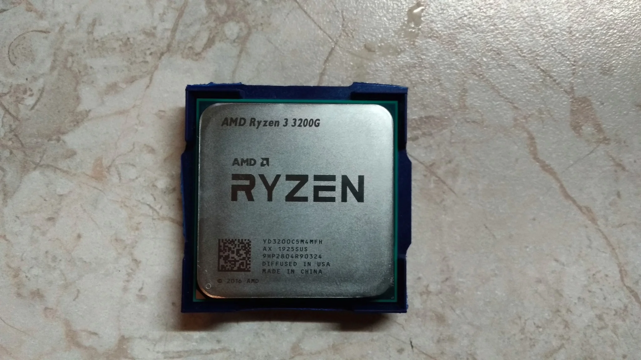 Процессор AMD Ryzen 3 3200G AM4 OEM (YD3200C5M4MFH)