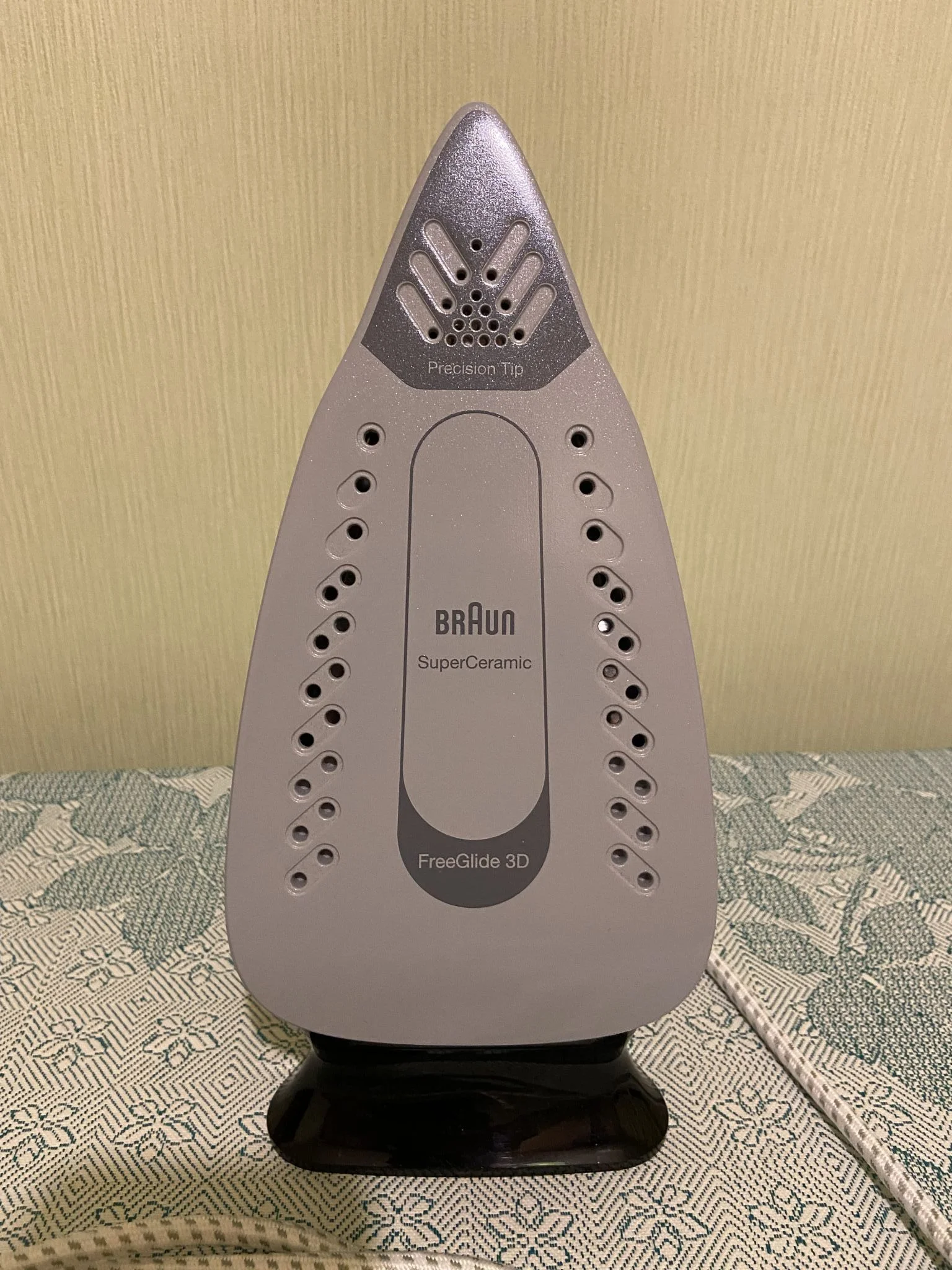 Утюг Braun SI3055 BK 2400Вт, удар 180г/мин, резервуар 270 мл, подошва керамика