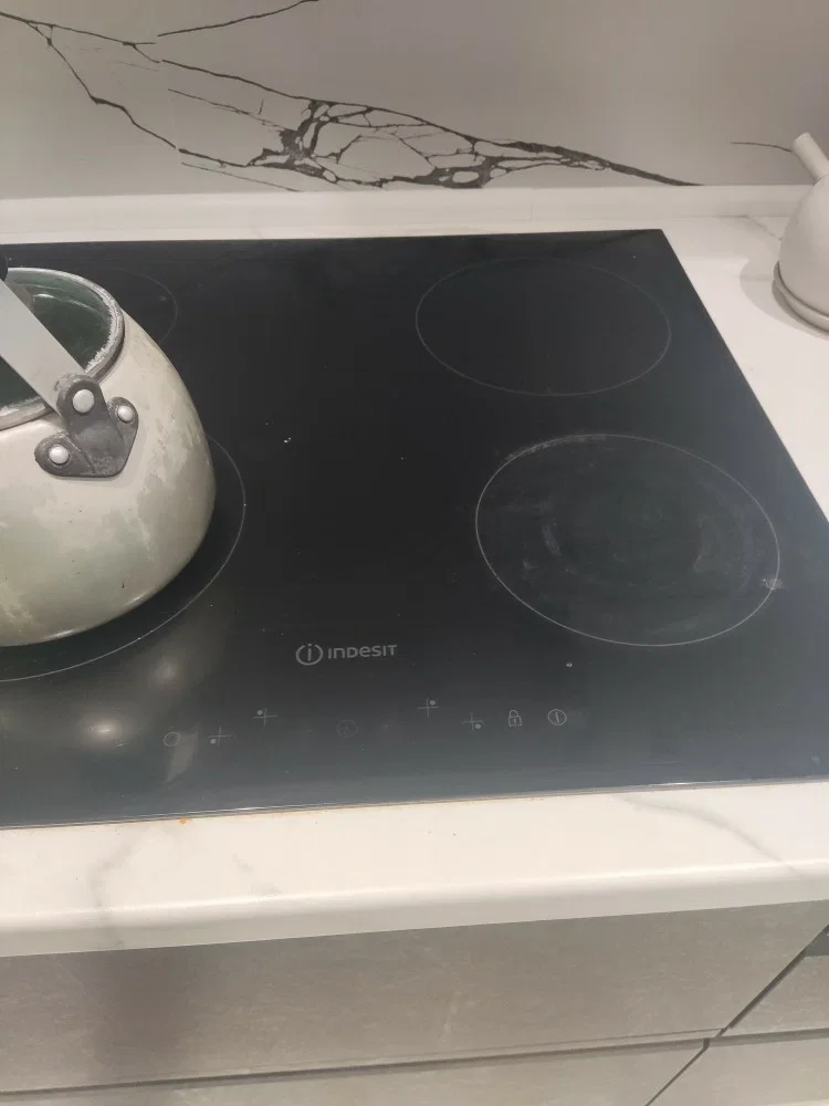 Электрическая варочная панель Indesit IRT 260 B