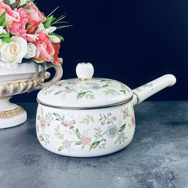 Ковш эмалированный 2,8л MAGNOLIA с крышкой 18см в под.уп.(х6)Эмаль