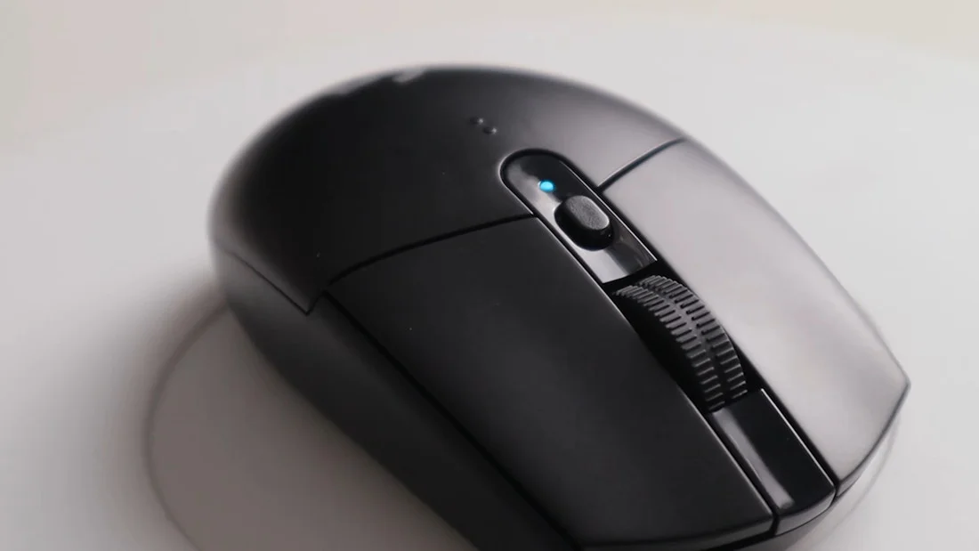 Мышь беспроводная Logitech G304 Lightspeed белый, 12000 dpi, радиоканал, USB, кнопки - 6