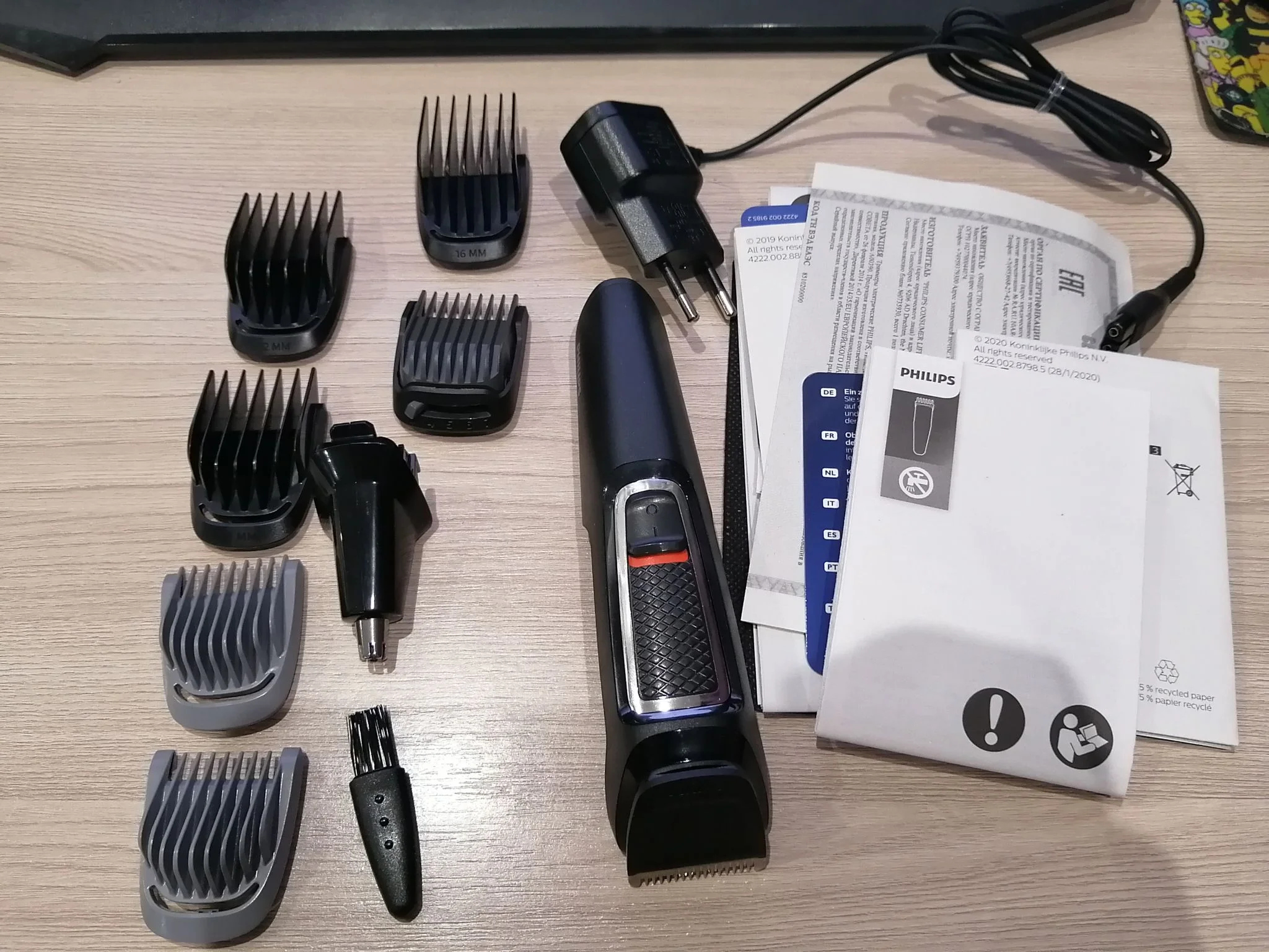 Набор для стрижки Philips MG3730 (работа от аккум 60 мин, зарядка 16 часов, 8 насадок)