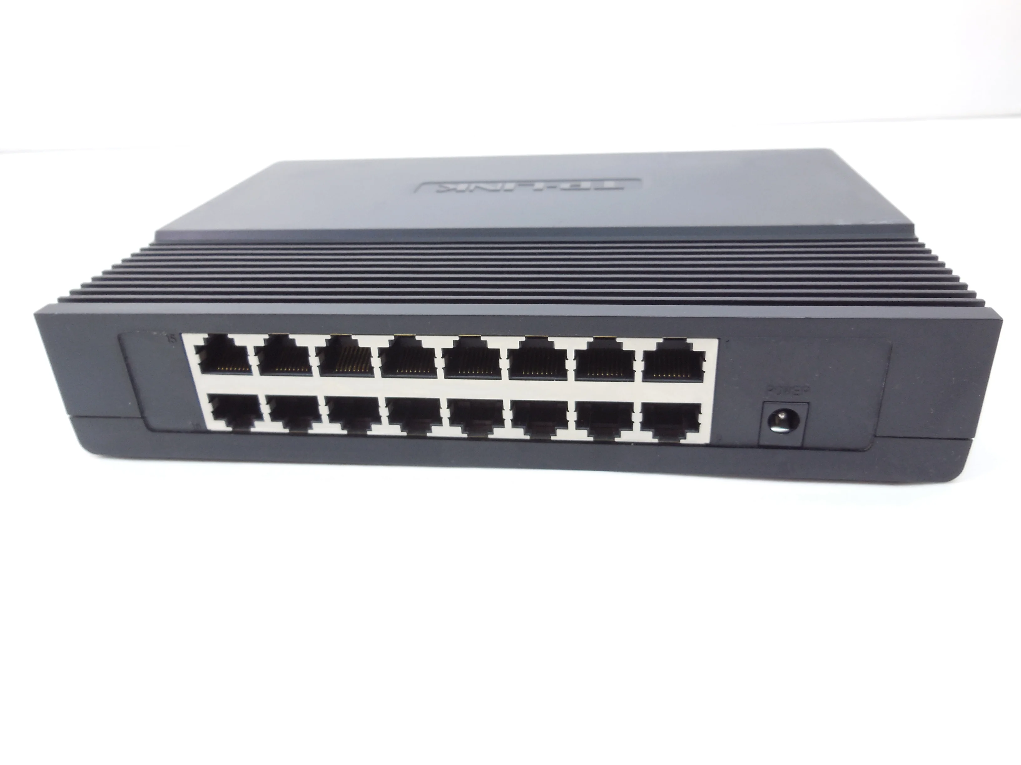 TP-Link TL-SF1016D 16-портовый настольный коммутатор 10/100 Мбит/с, 16 портов RJ45 10/100 Мбит/с, пластиковый корпус