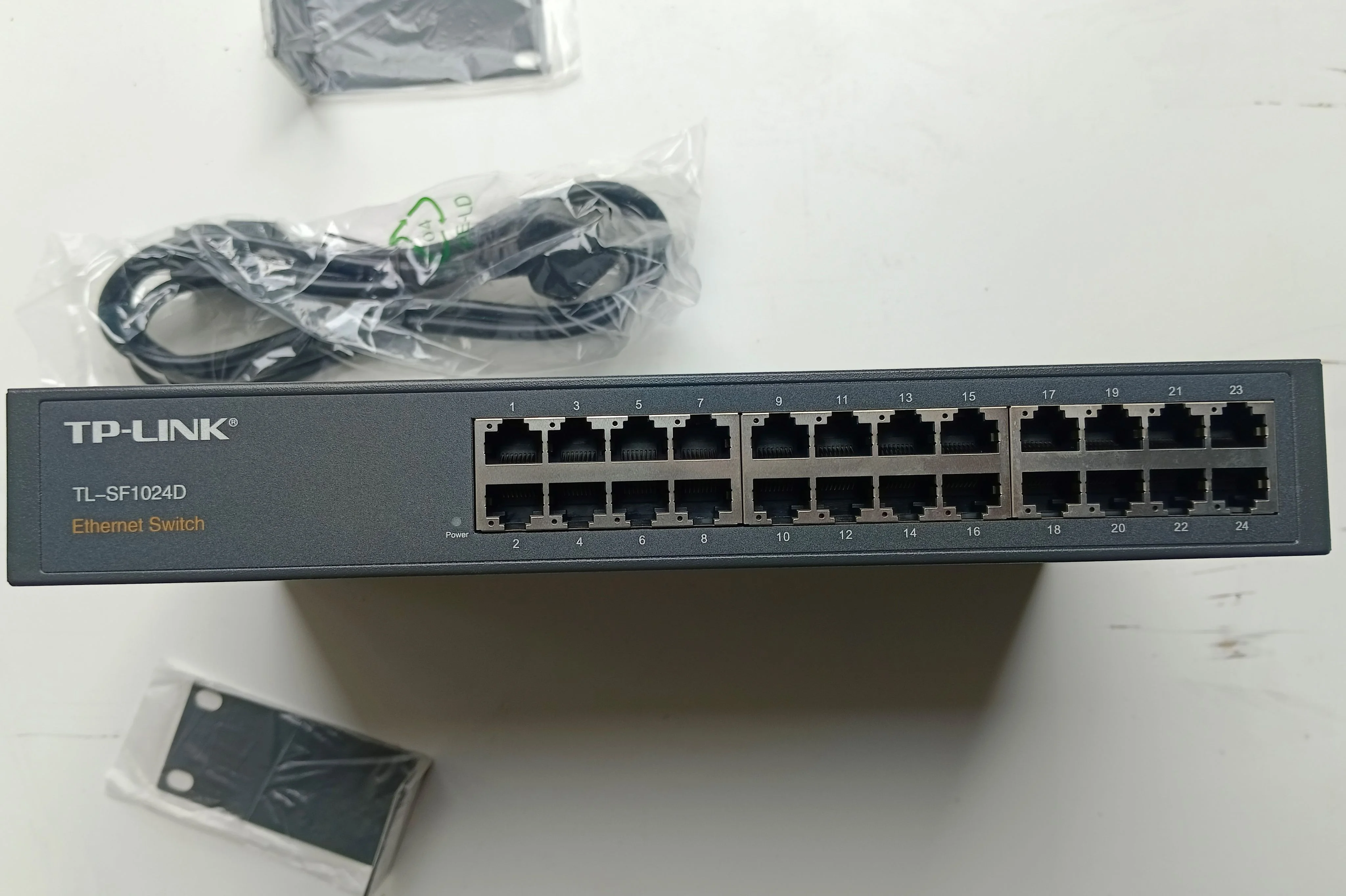TP-Link TL-SF1024D 24-портовый коммутатор 10/100 Мбит/с, стальной корпус высотой 1U, монтируется в 13-дюймовую стойку