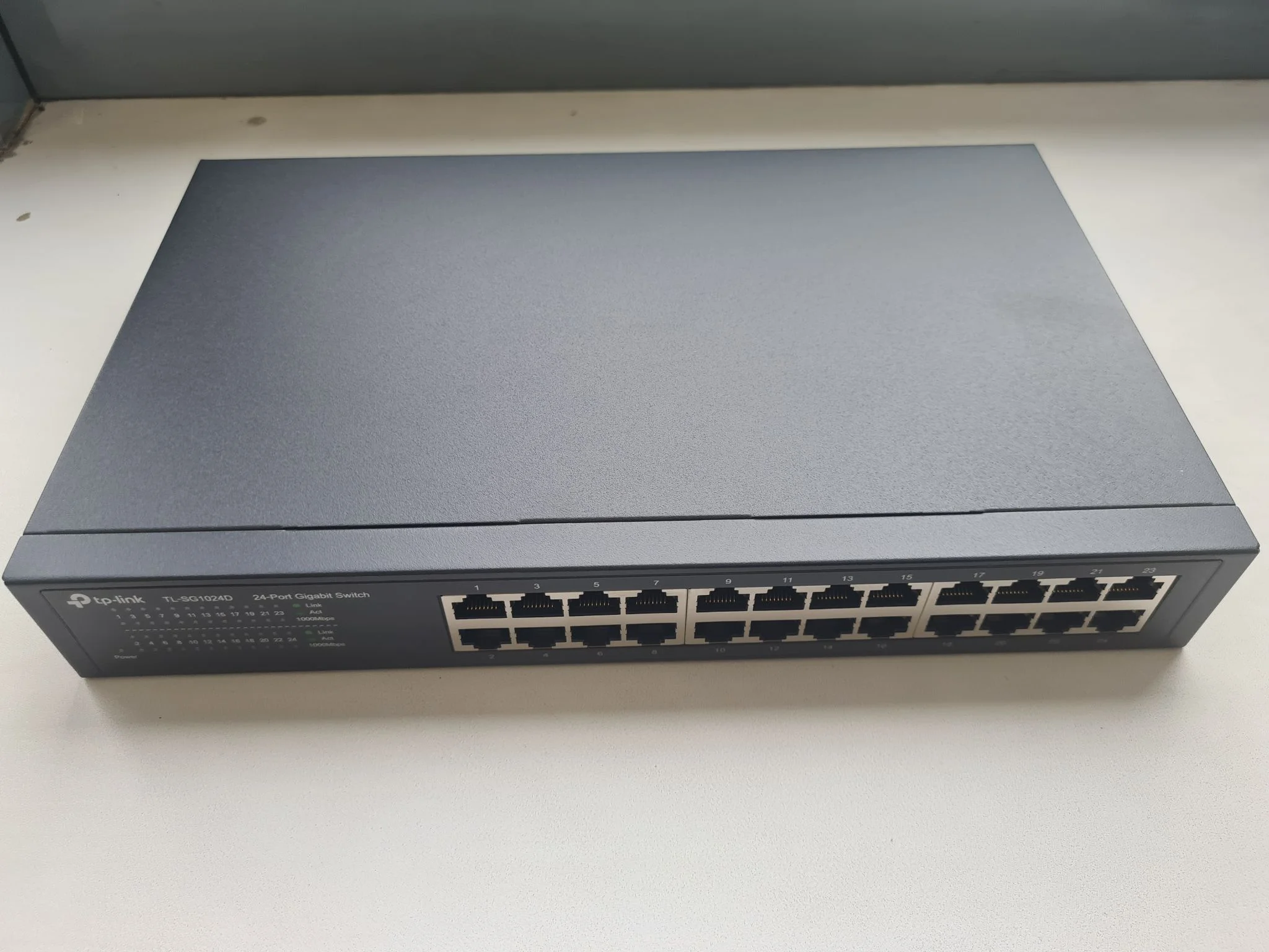 TP-Link TL-SG1024D 24-портовый гигабитный коммутатор, стальной корпус высотой 1U, монтируется в 13-дюймовую стойку