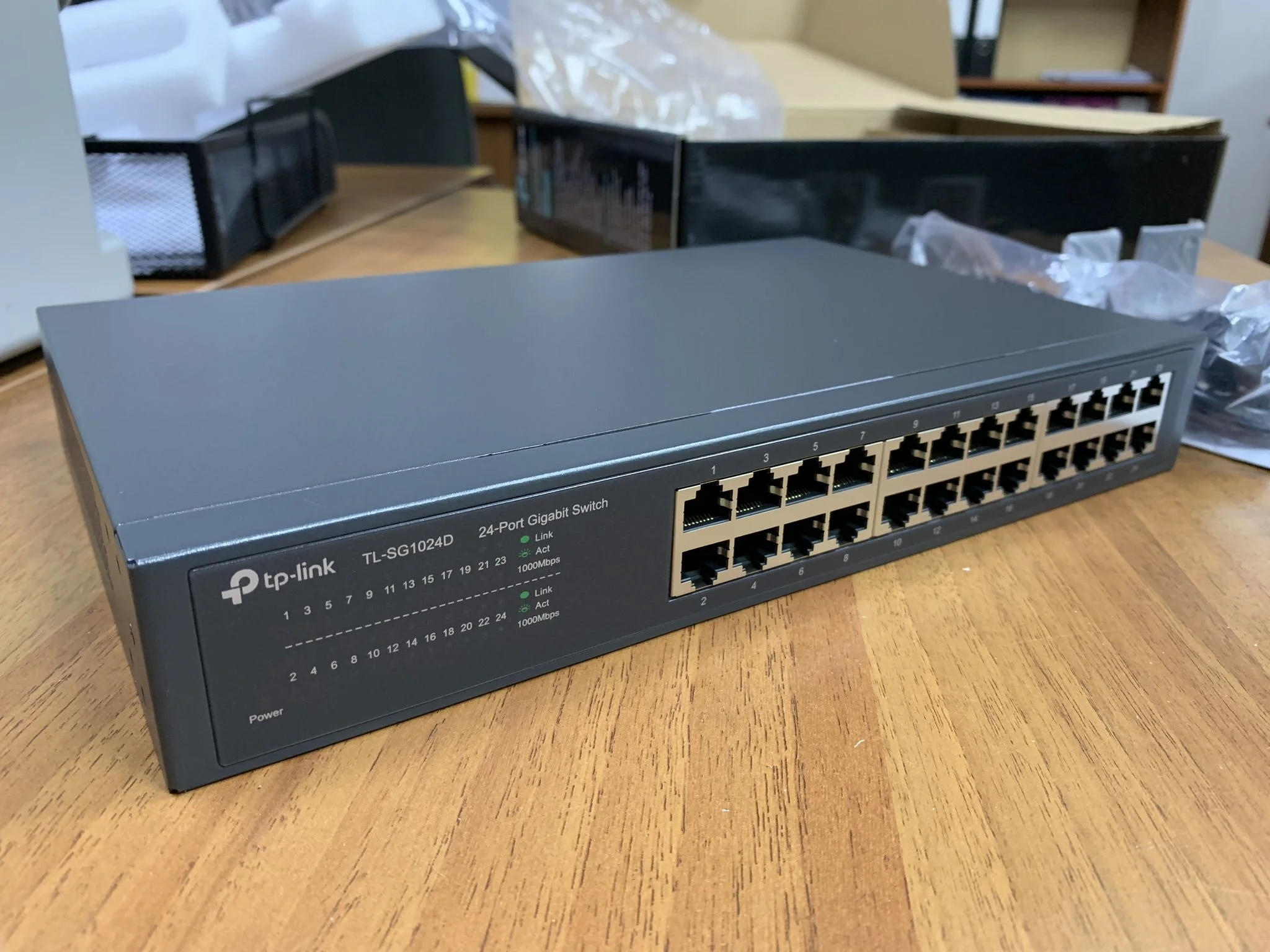 TP-Link TL-SG1024D 24-портовый гигабитный коммутатор, стальной корпус высотой 1U, монтируется в 13-дюймовую стойку