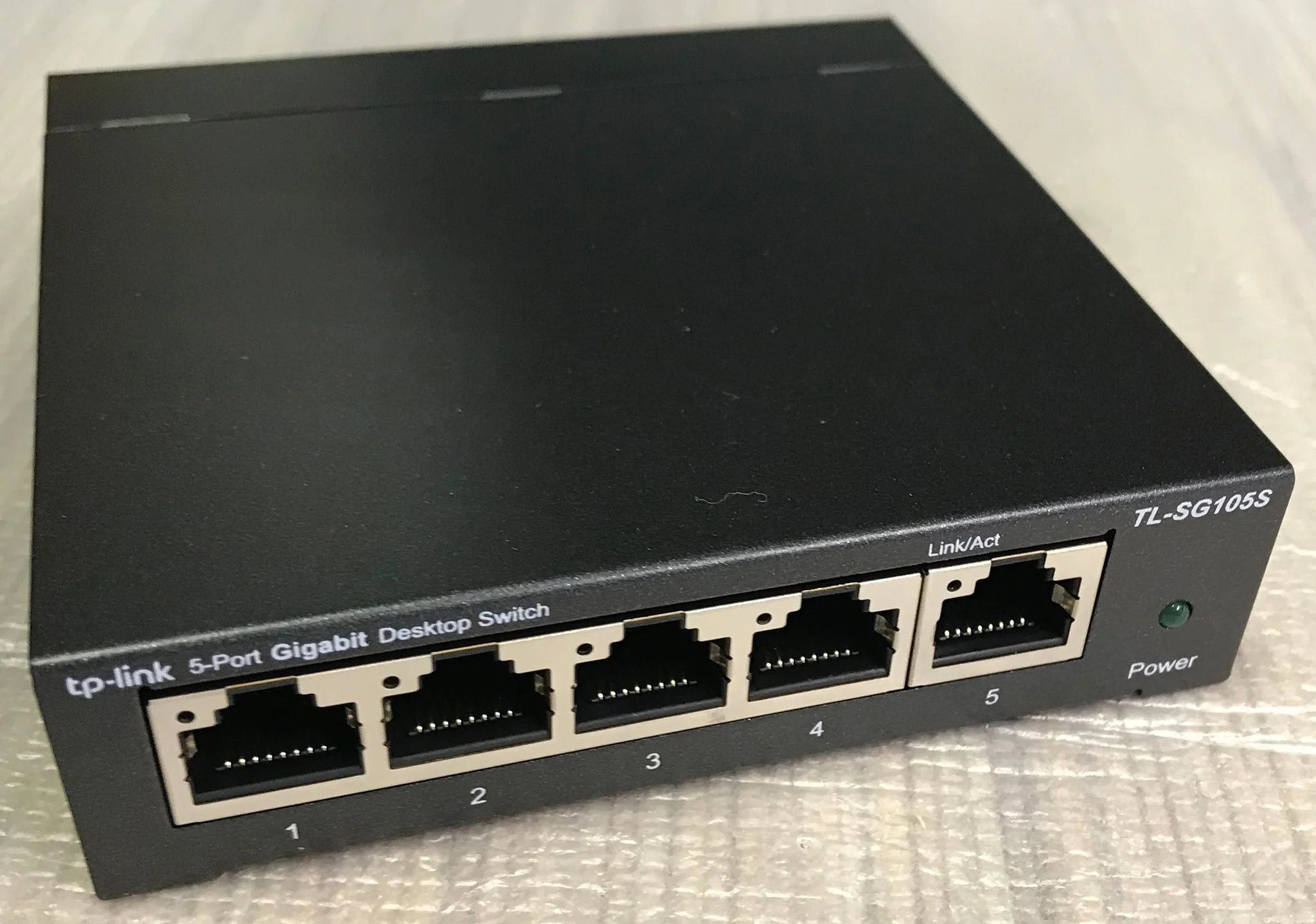 TP-Link TL-SG105 5-портовый гигабитный настольный коммутатор, 5 гигабитных портов RJ45, стальной настольный корпус