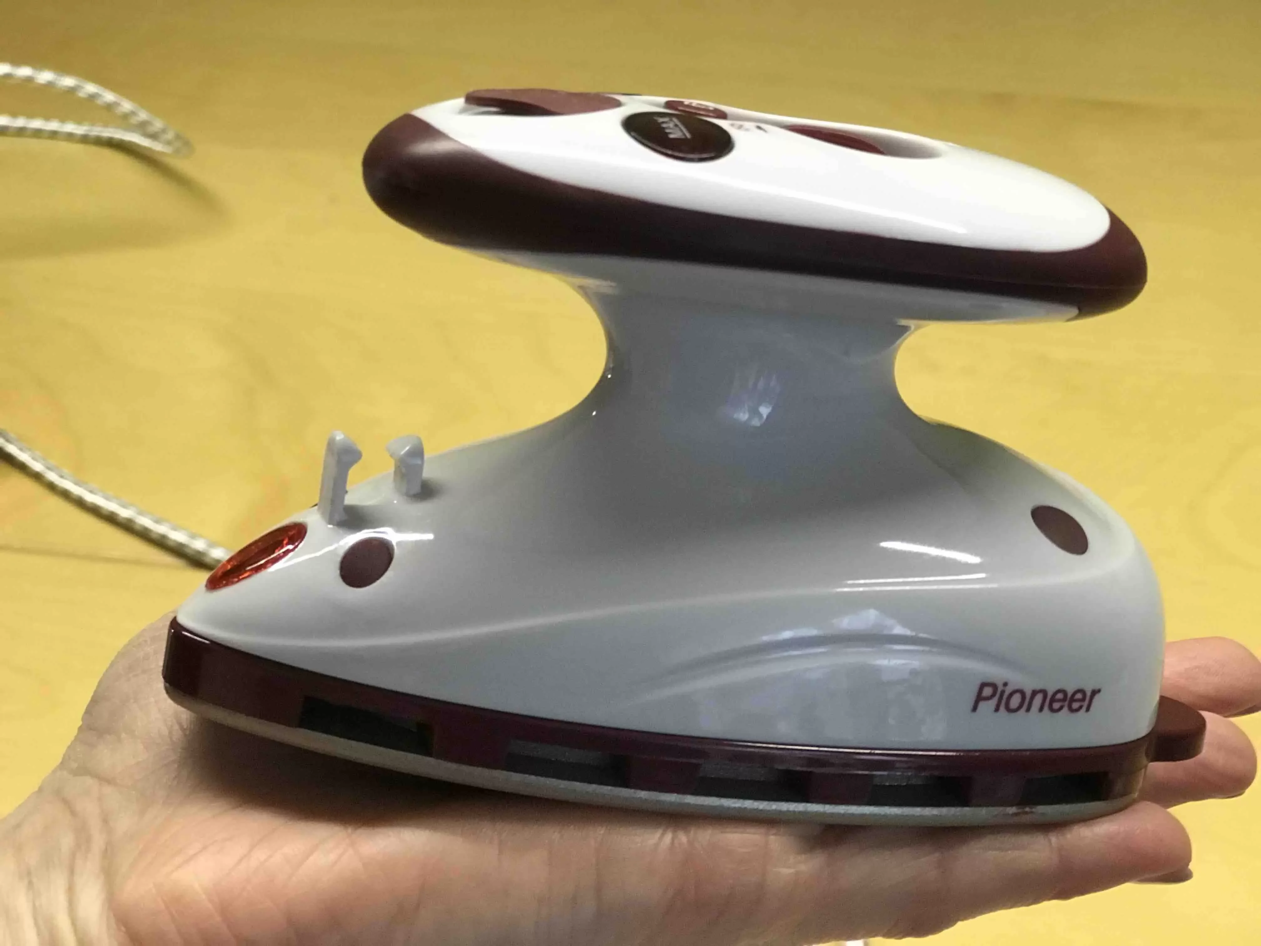 Утюг Pioneer SI1001 Дорожный, расход пара 20г/мин, объём 40мл, 260/410 Вт.