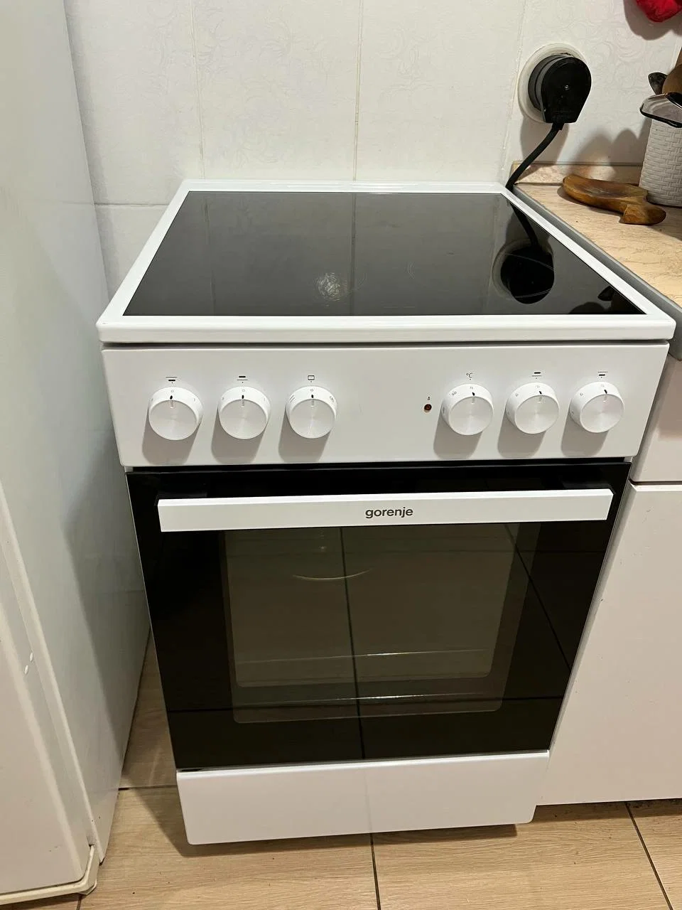 Плита электрическая Gorenje GEC5A12WG-B белый, конфорок 4 электрических, духовка 68 л, 50 см x 85 см x 59.4 см (без крышки)