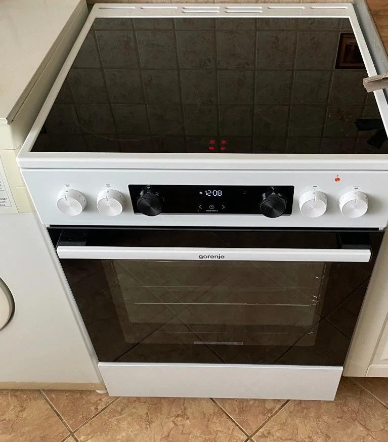 Плита электрическая Gorenje GEC6C40WD белый, конфорок 4 электрических, духовка 71 л, 60 см x 85 см x 60 см