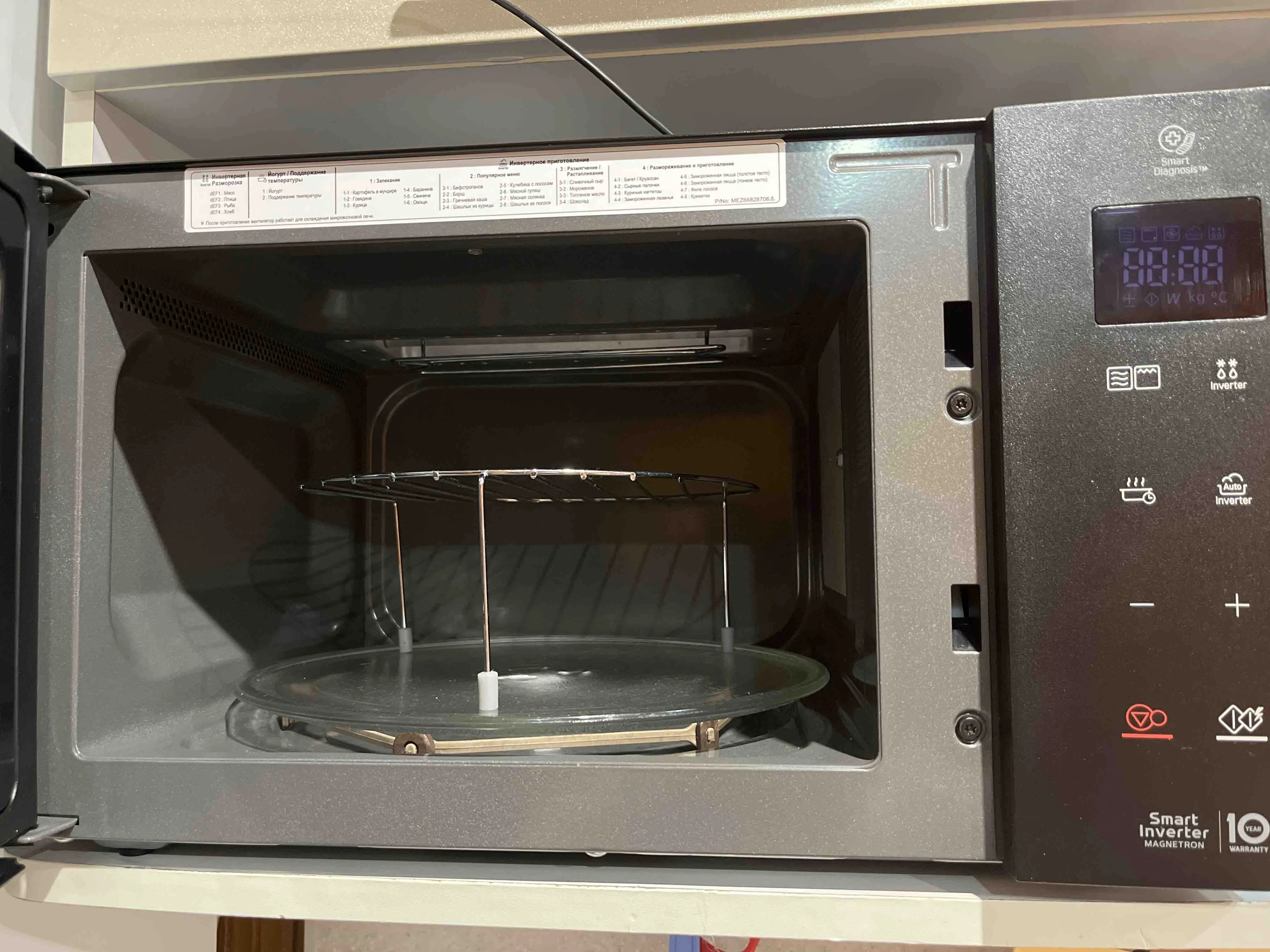 Микроволновая печь LG MB63W35GIB черный, 23 л, 1000 Вт, переключатели - сенсор