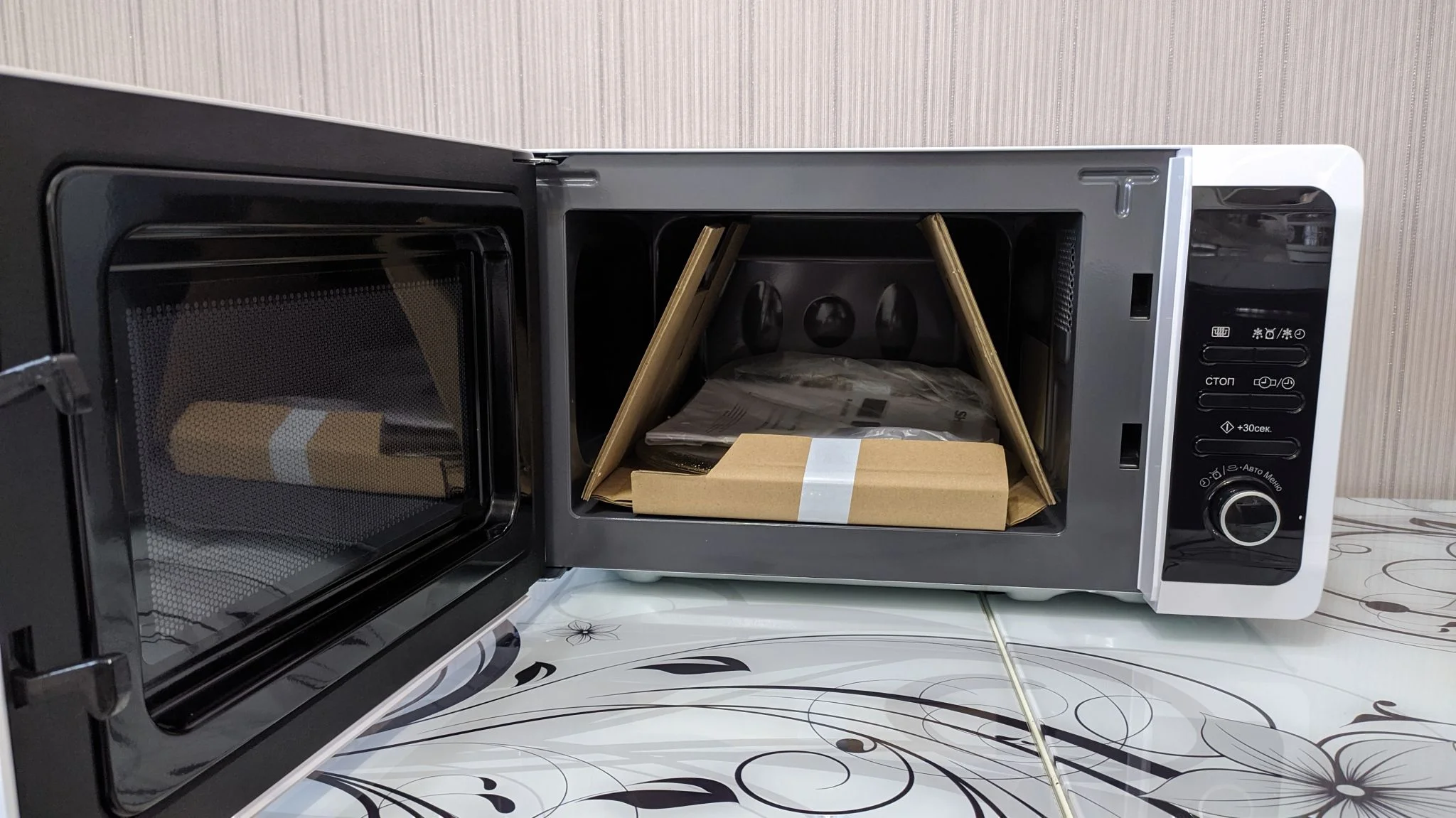 Микроволновая печь Sharp R-2852RW белый, 20 л, 800 Вт, переключатели - кнопки, поворотный механизм