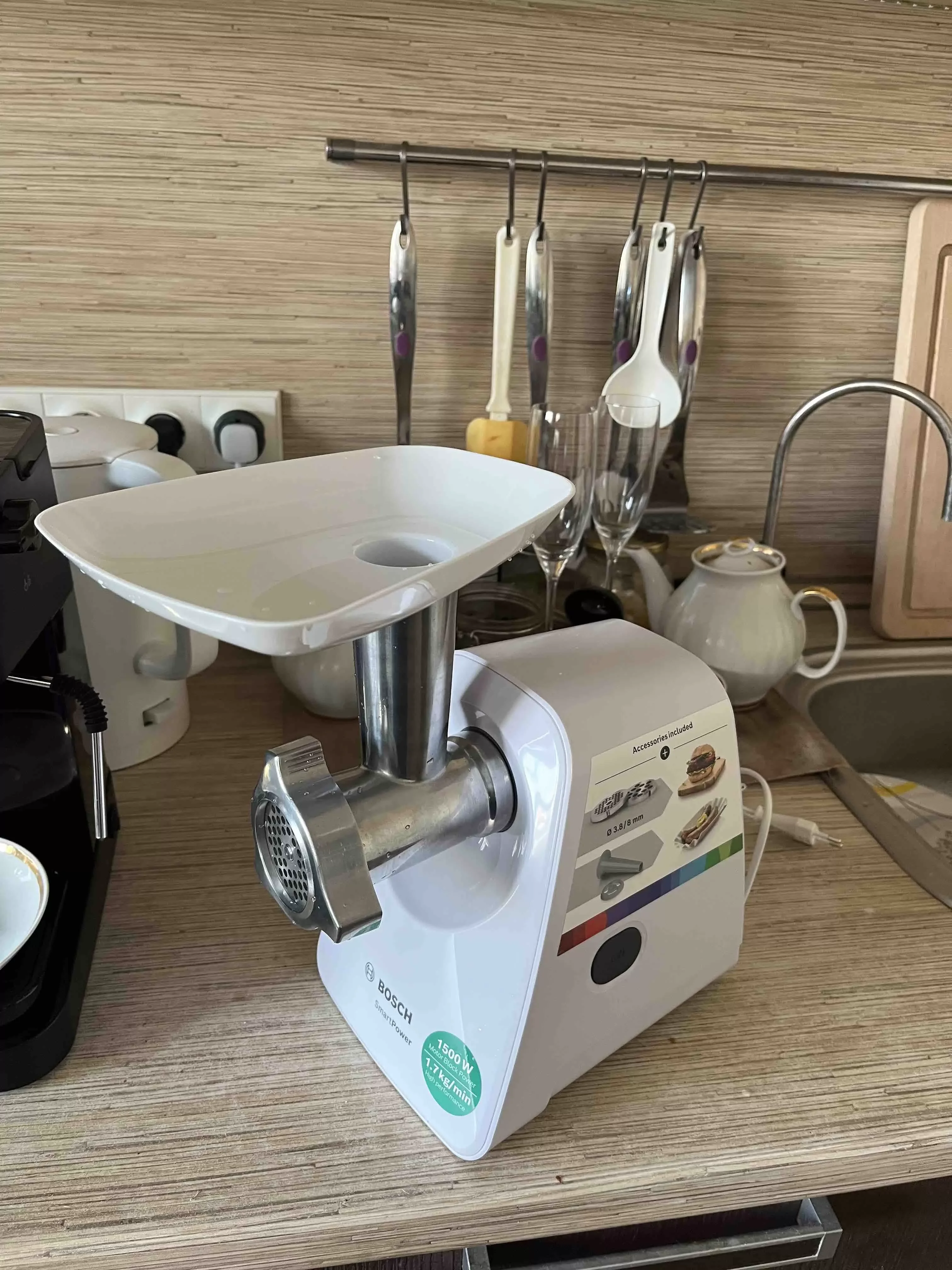 Мясорубка Bosch MFW2510W 1500Вт, произв.1.7 кг/мин, 3 насадки, 2 диска, для колбас.