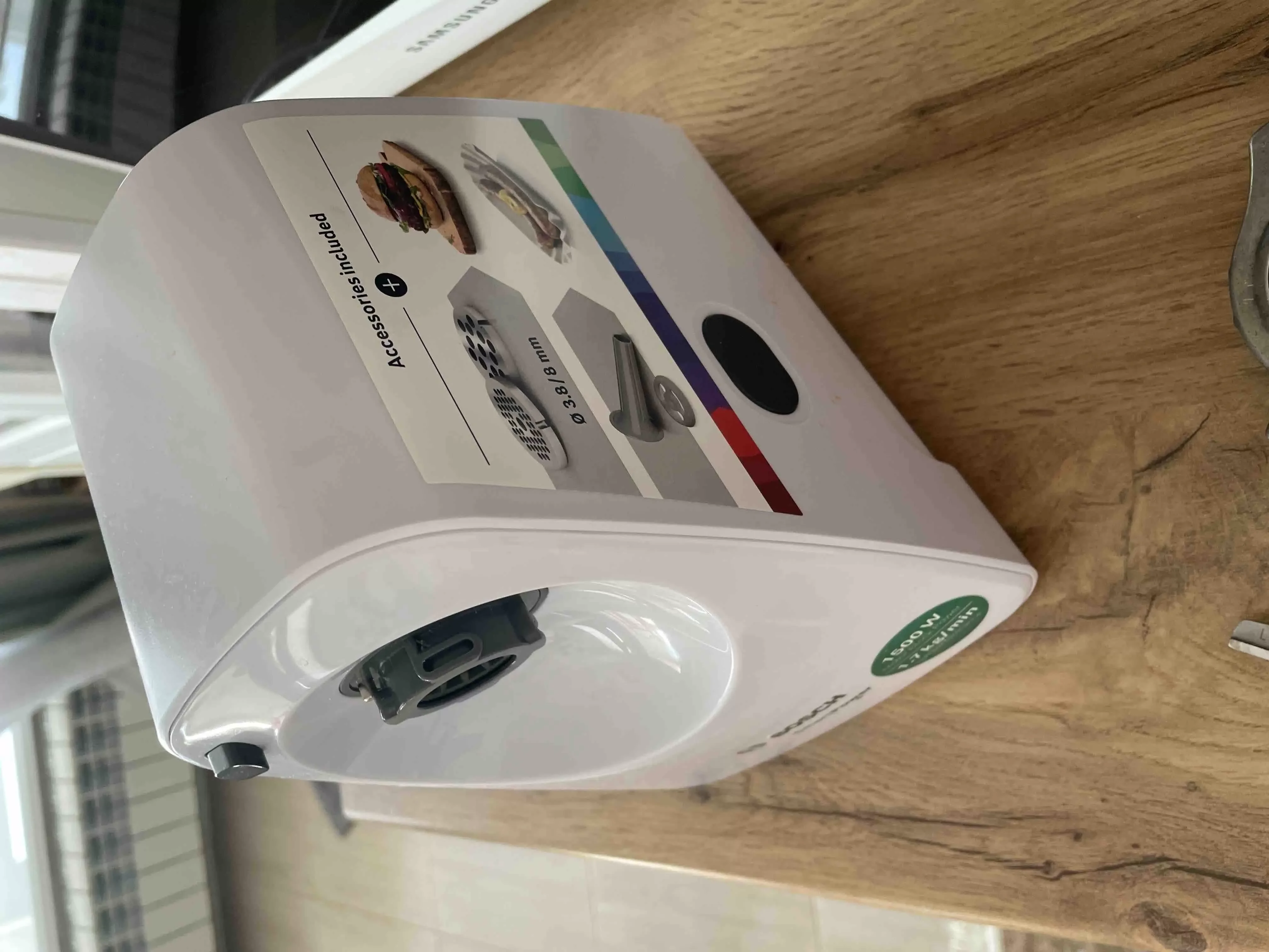 Мясорубка Bosch MFW2510W 1500Вт, произв.1.7 кг/мин, 3 насадки, 2 диска, для колбас.