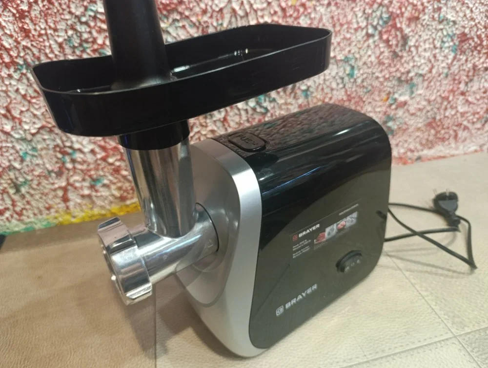 Мясорубка BRAYER BR1609, 2000 Вт, 3 диска, реверс, 2 кг/мин