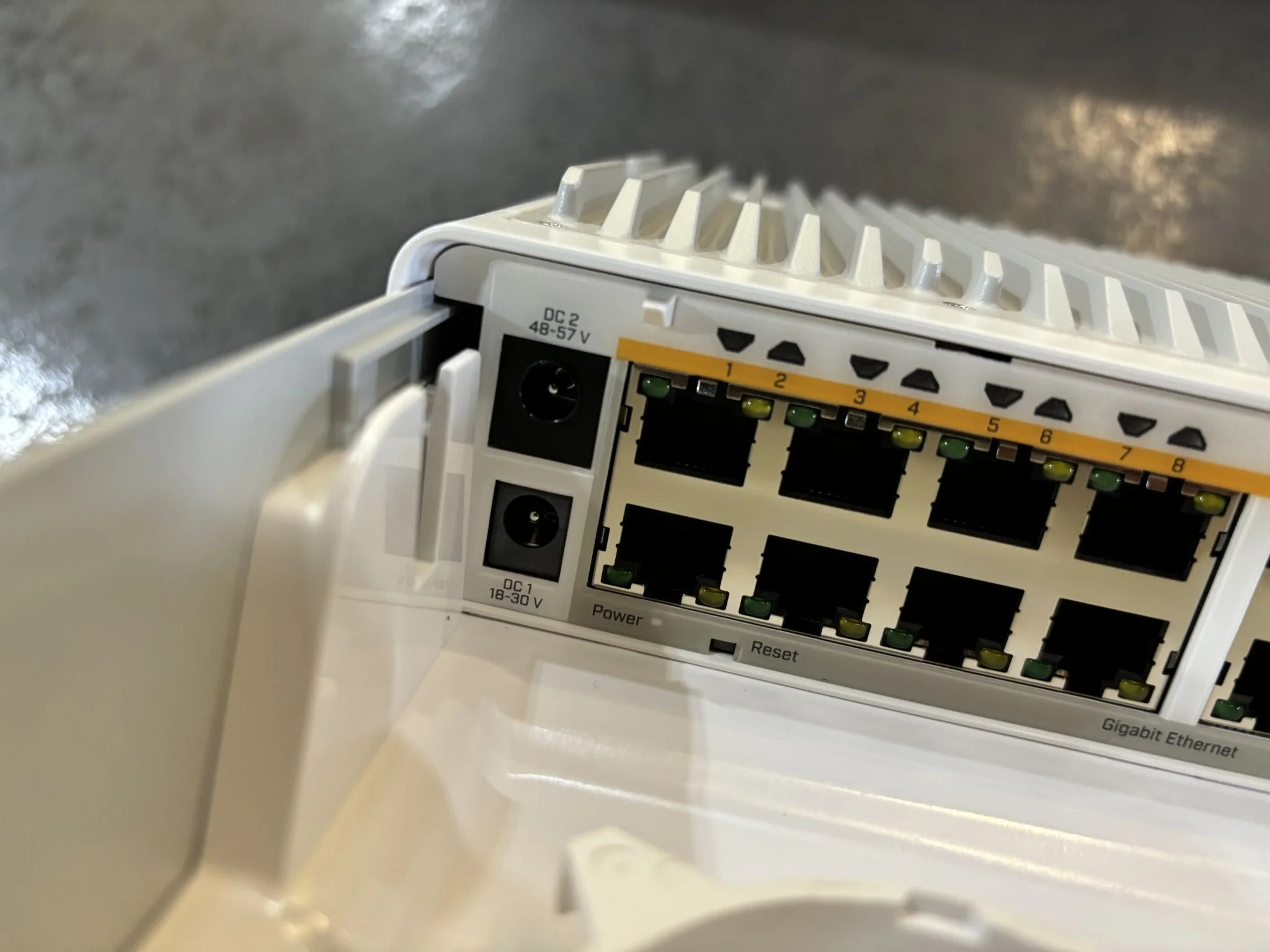 Коммутатор MikroTik Cloud Router Switch 318-16P-2S+OUT with 800MHz CPU, 256MB RAM, 16x Gigabit LAN with PoE-out, 2xSFP+ cages, RouterOS L5 or SwitchOS