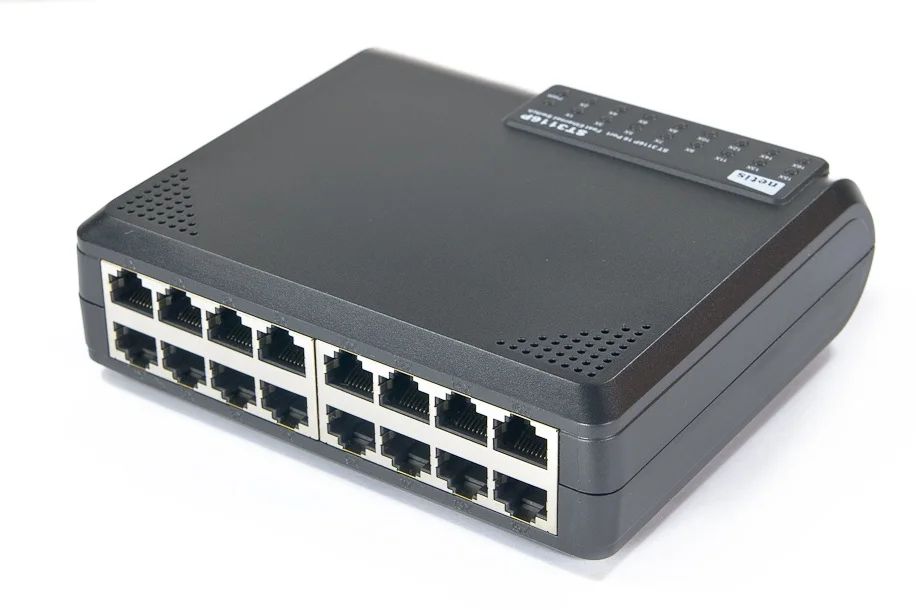 Коммутатор Netis ST3116P неуправляемый настольный 16x10/100