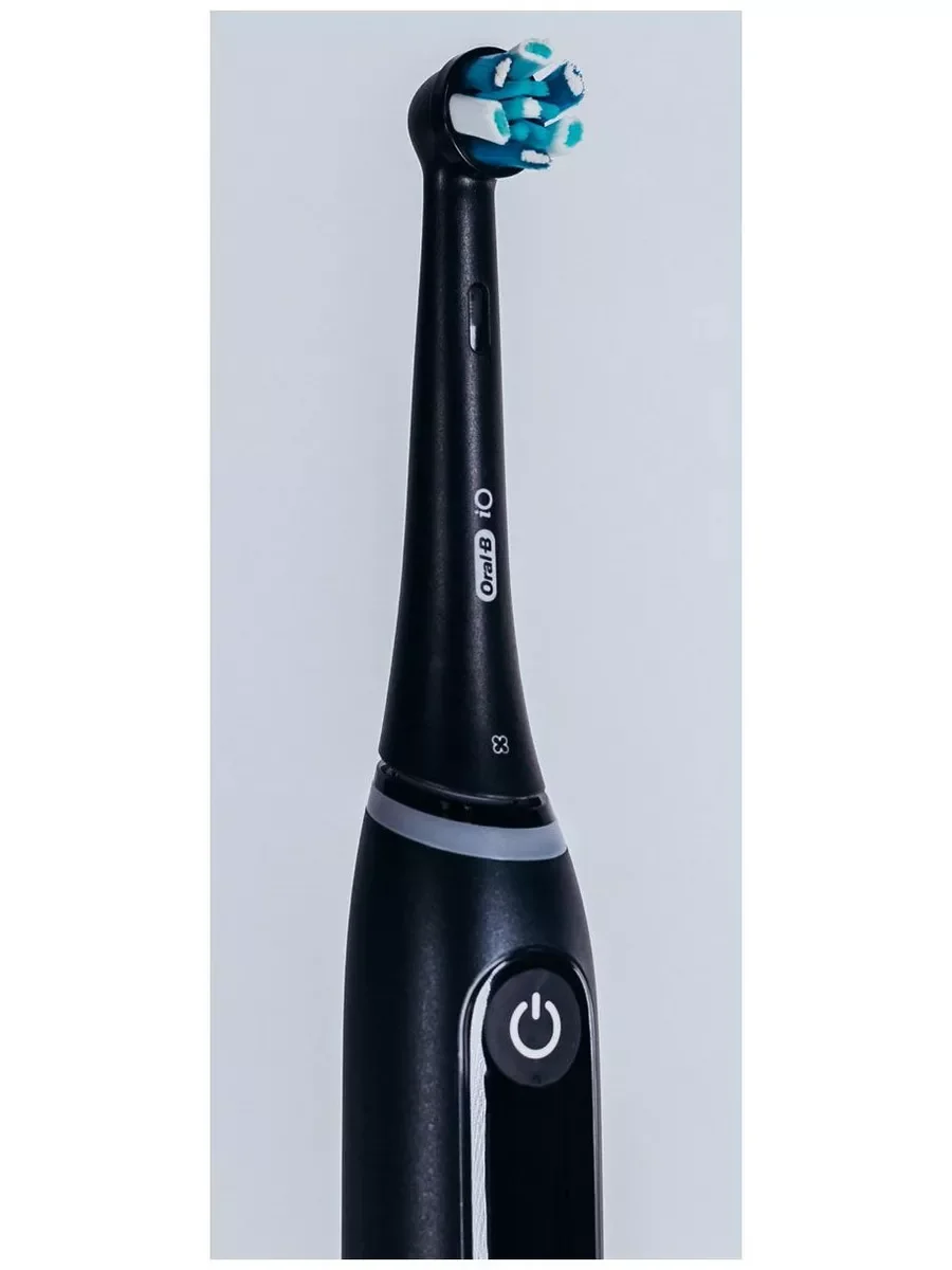Электрическая зубная щетка Oral-B Vitality iO Series 8 черный