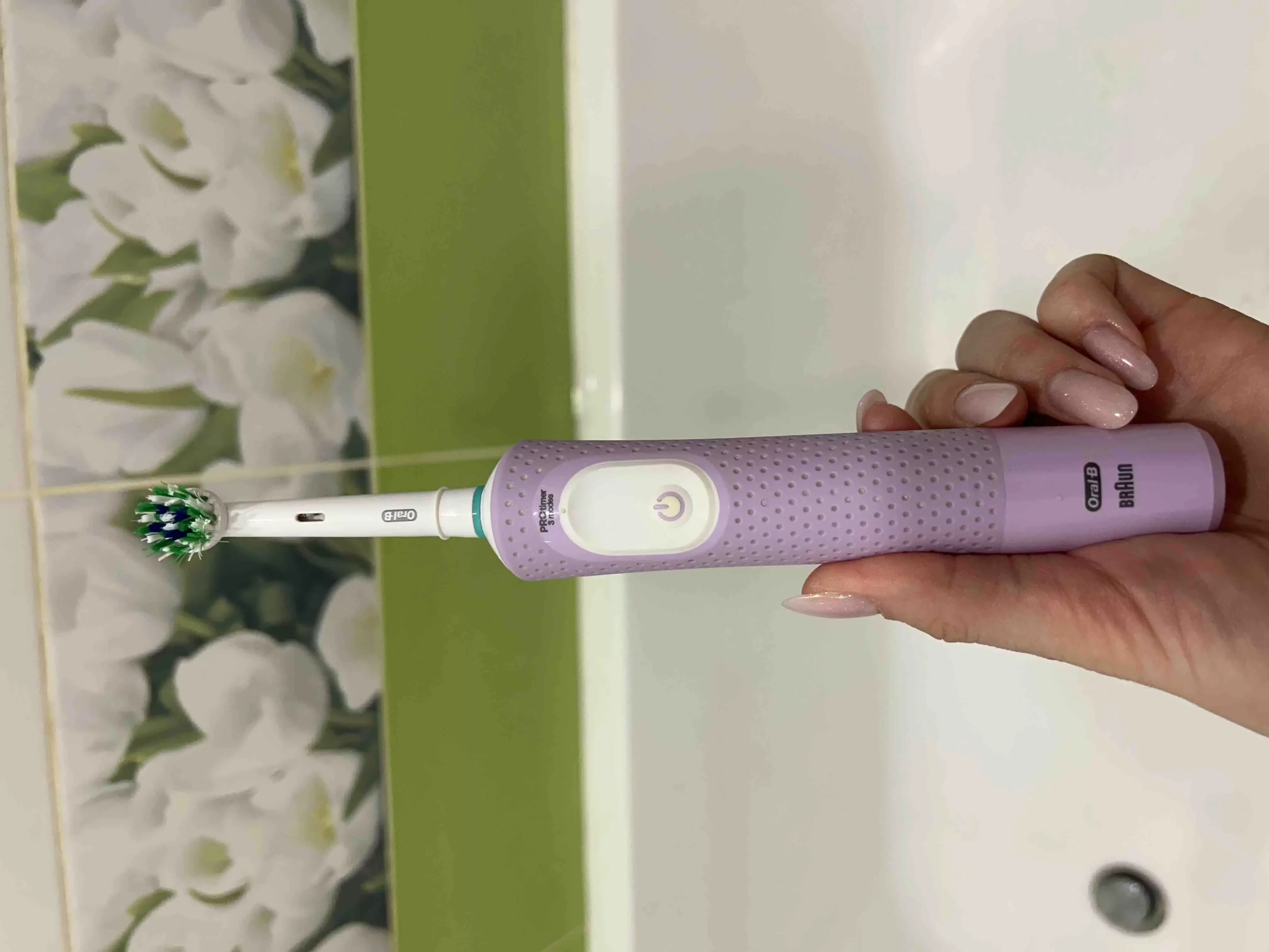 Электрическая зубная щетка Oral-B Vitality Pro 80870245 лиловый