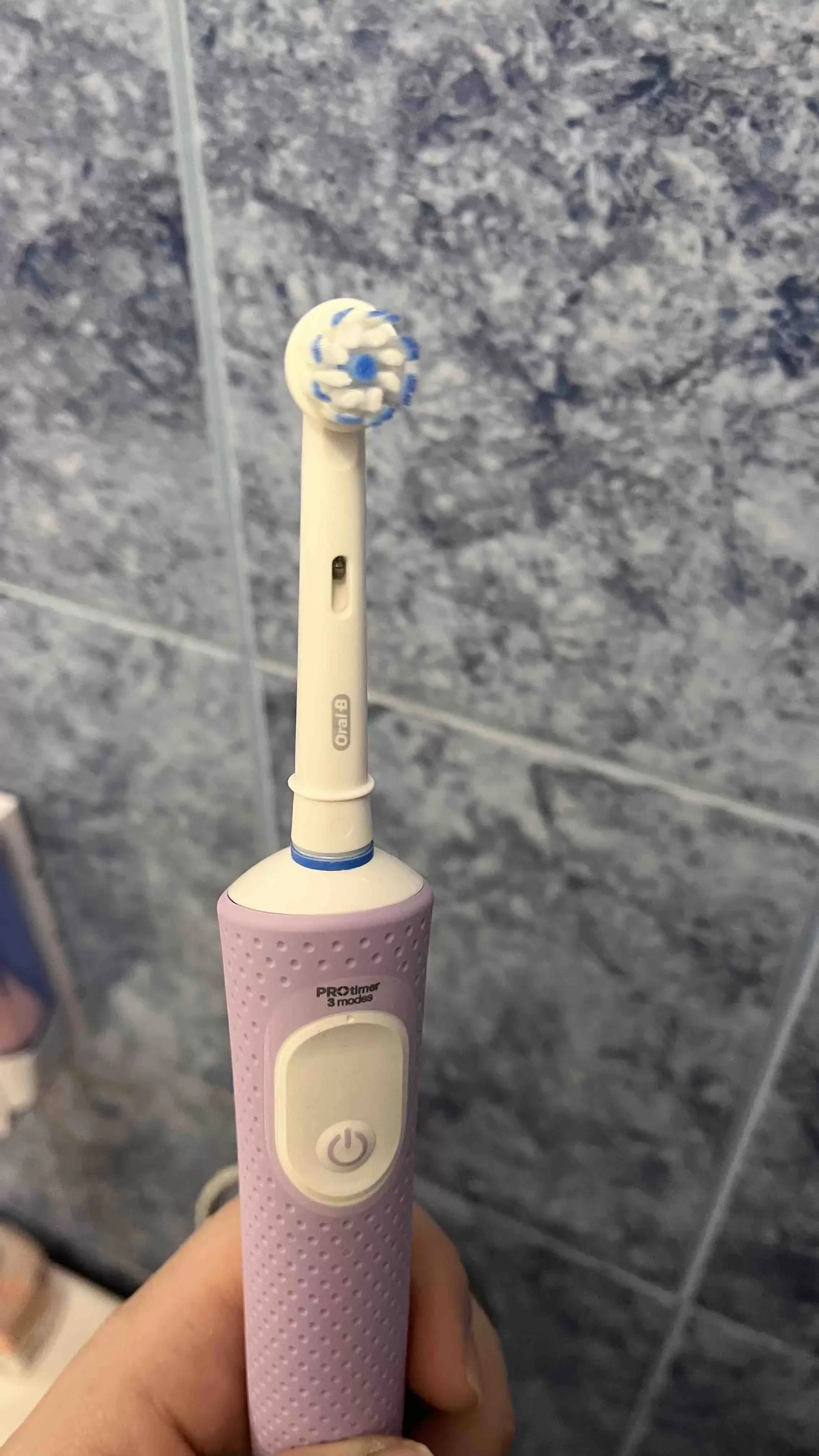 Электрическая зубная щетка Oral-B Vitality Pro 80870245 лиловый