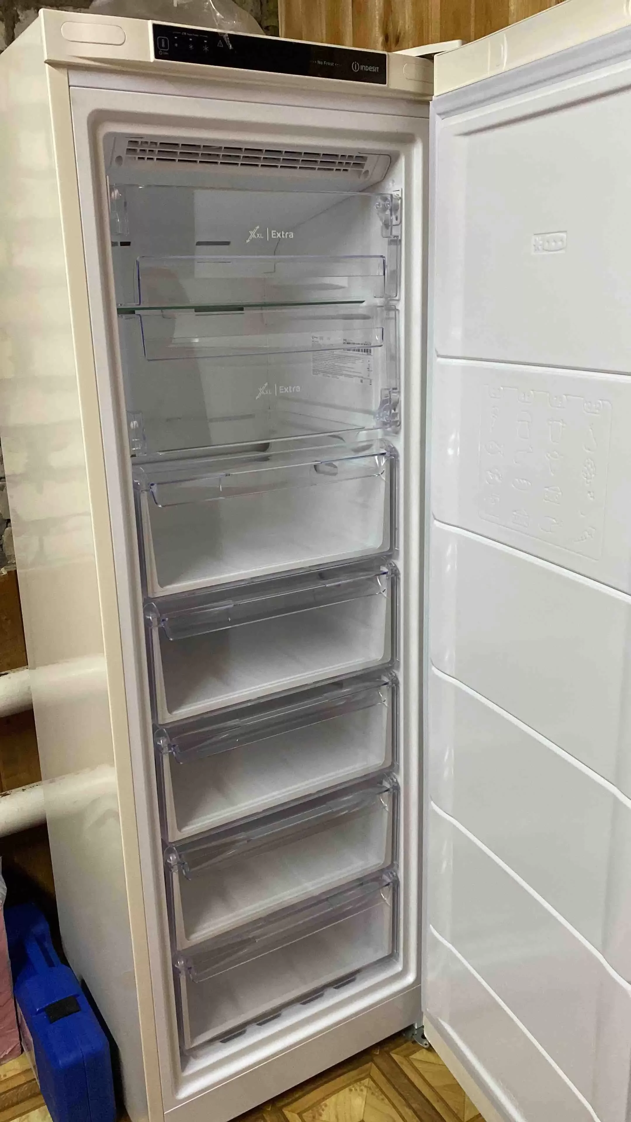Морозильник Indesit DFZ 5175 E (беж, No Frost, общ.объём 275 л, 7 ящиков, 12 кг/сут)