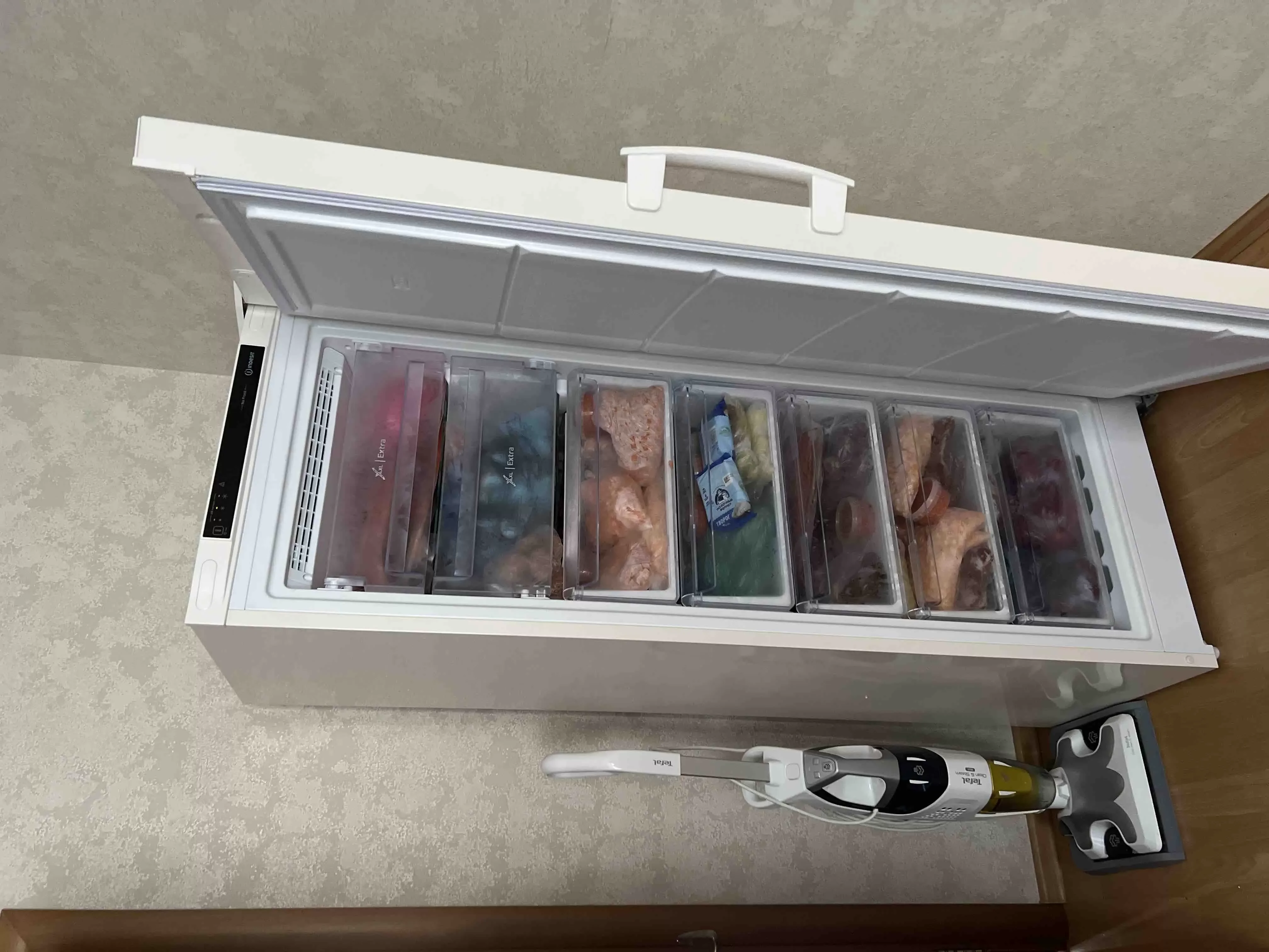 Морозильник Indesit DFZ 5175 E (беж, No Frost, общ.объём 275 л, 7 ящиков, 12 кг/сут)