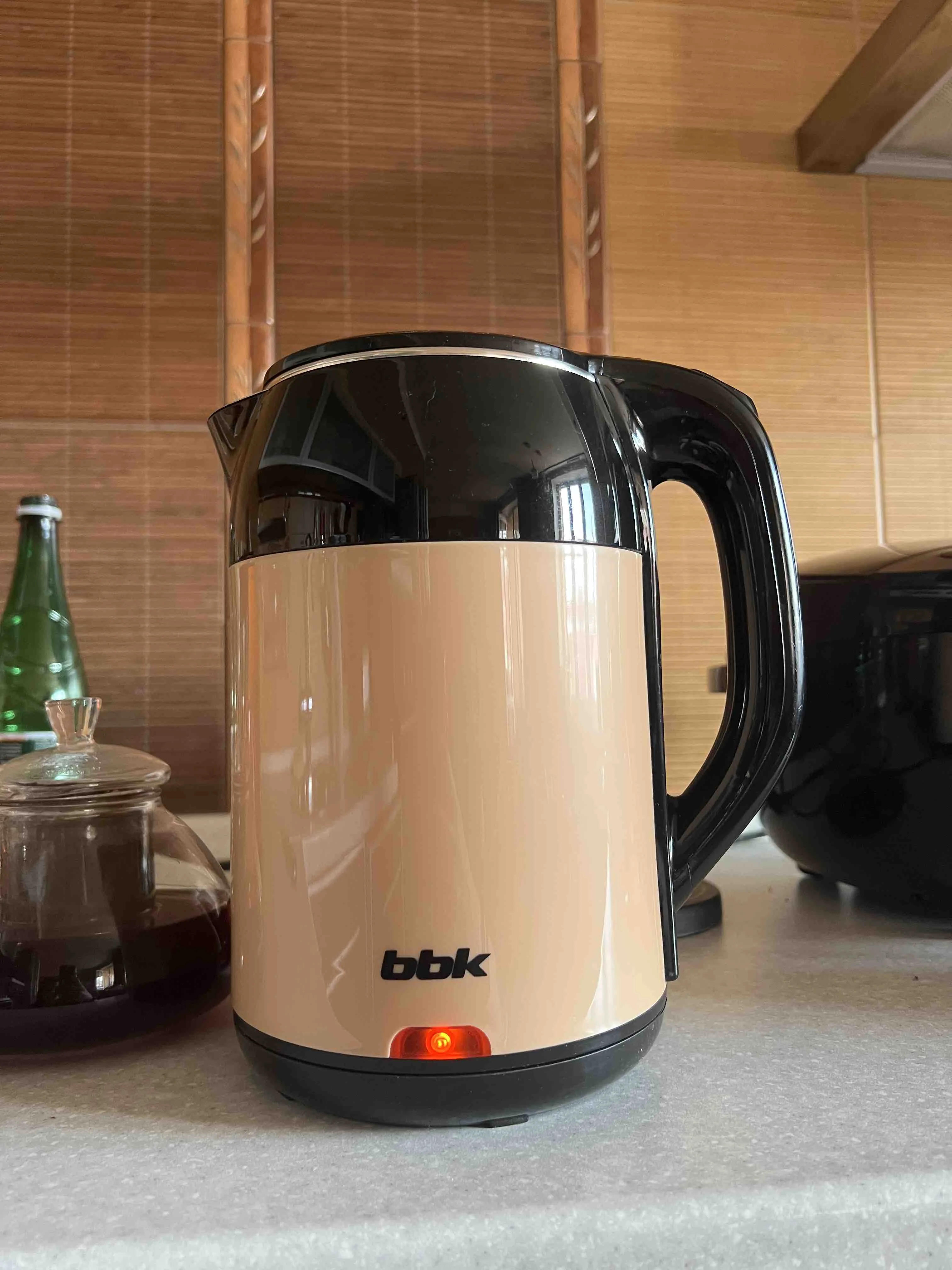 Чайник электрический BBK EK1709P черный/бежевый