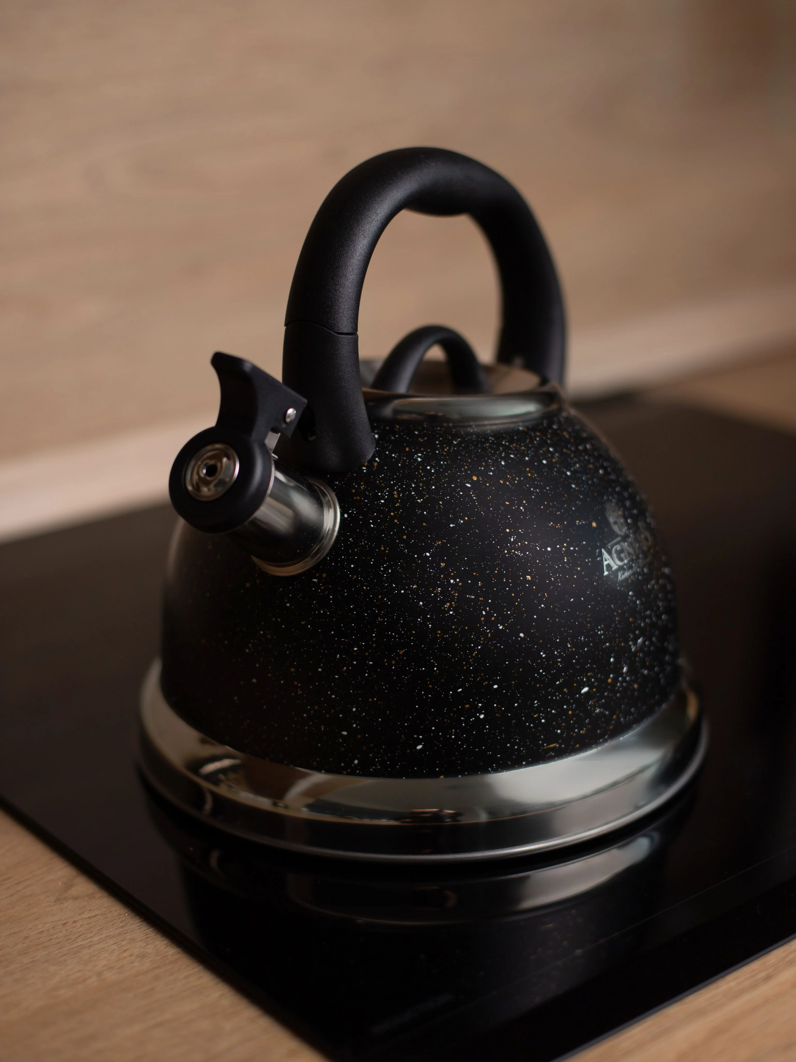 ЧАЙНИК AGNESS СО СВИСТКОМ, СЕРИЯ "BLACK MARBLE"3,0 Л И СКЛАДЫВАЮЩЕЙСЯ РУЧКОЙ, ИНДУКЦ. КАПСУЛЬНОЕ ДНО