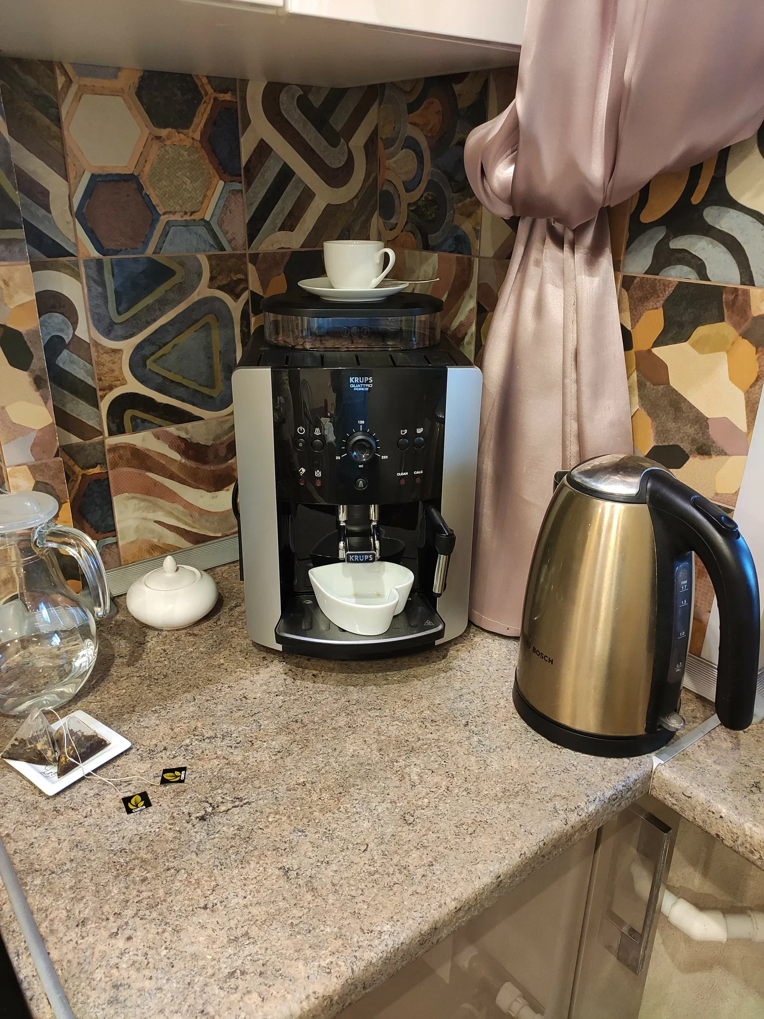 Кофемашина автоматическая Krups Arabica EA811810 черный/ серебряный