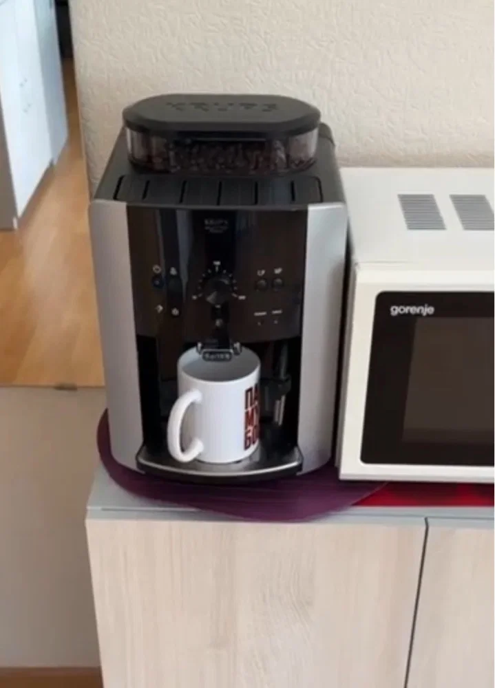 Кофемашина автоматическая Krups Arabica EA811810 черный/ серебряный