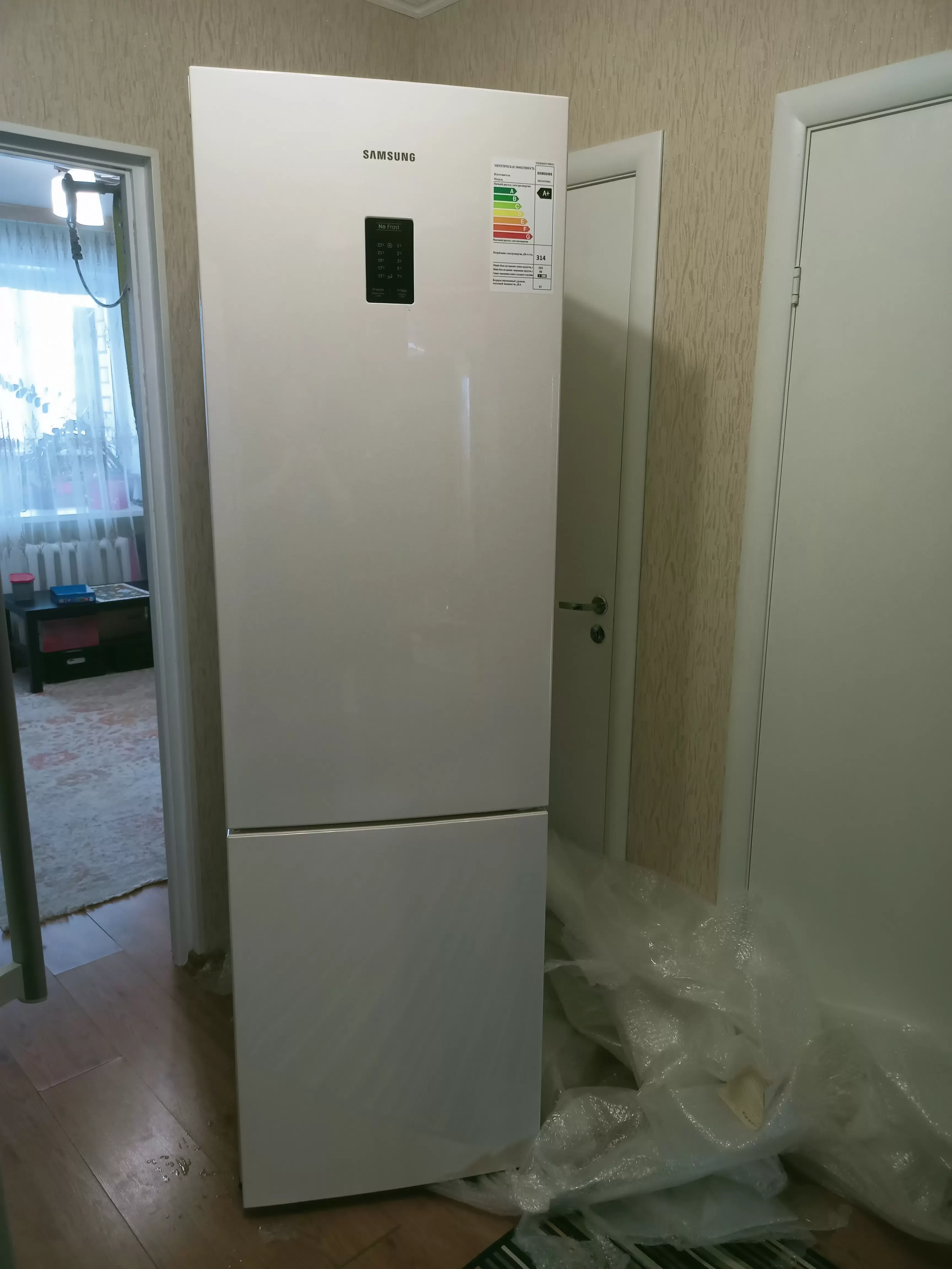 Холодильник Samsung RB37A5200EL/WT бежевый двухкамерный 269/118 л морозилка снизу