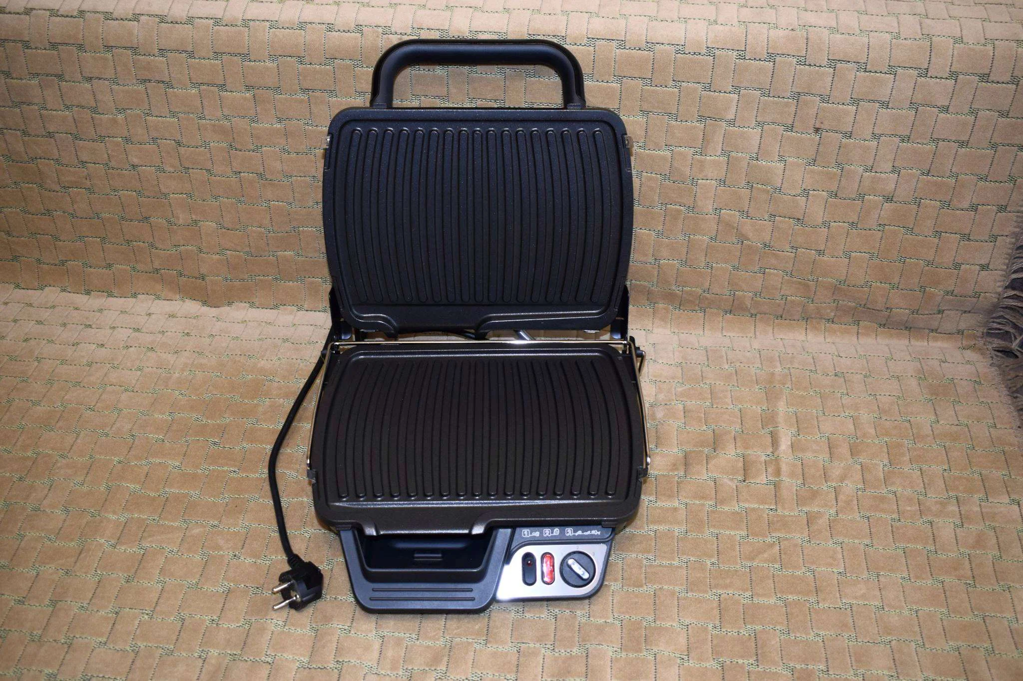 Гриль-пресс Tefal GC306012 Health Grill Comfort. 2000 Вт. механика. 3 режимов. гриль, барбекю и печь