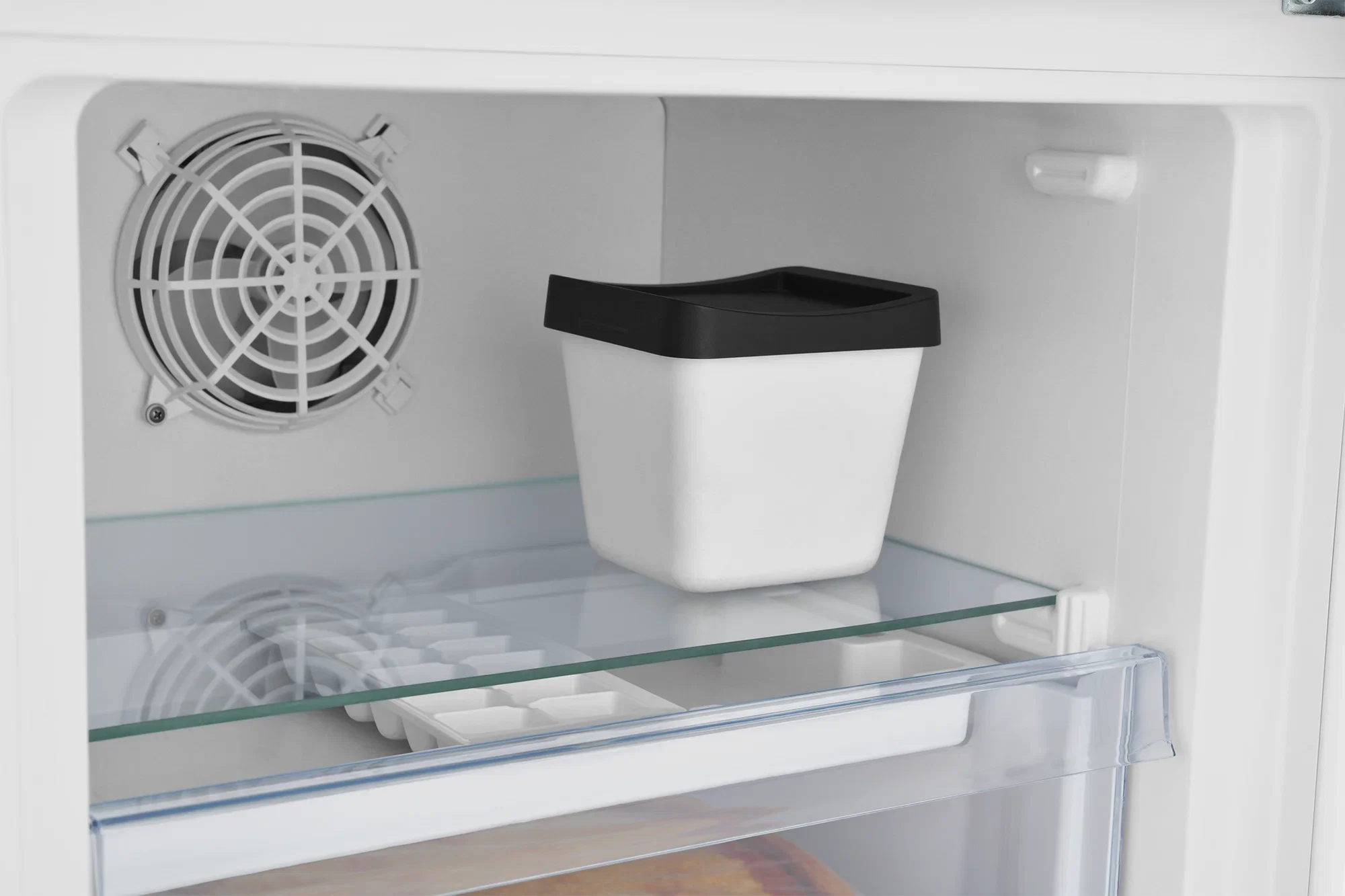 Холодильник двух кам нижн мороз Beko B1RCNK332W 2-хкамерн. белый No frost 54x60x201 см 335 л.